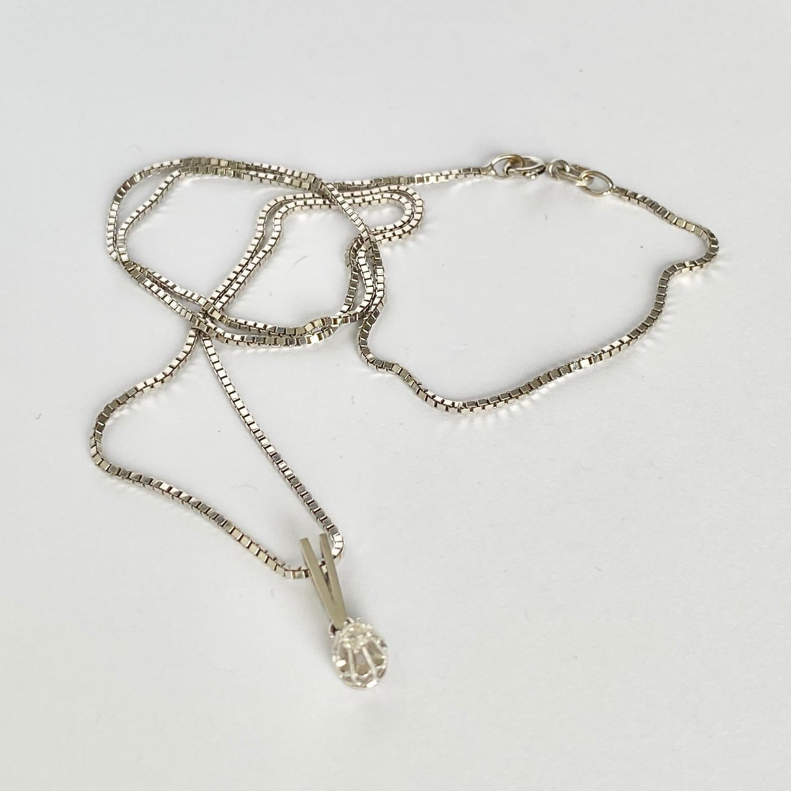 Modern Vintage 18 Carat White Gold Diamond Drop Pendant Necklace For Sale