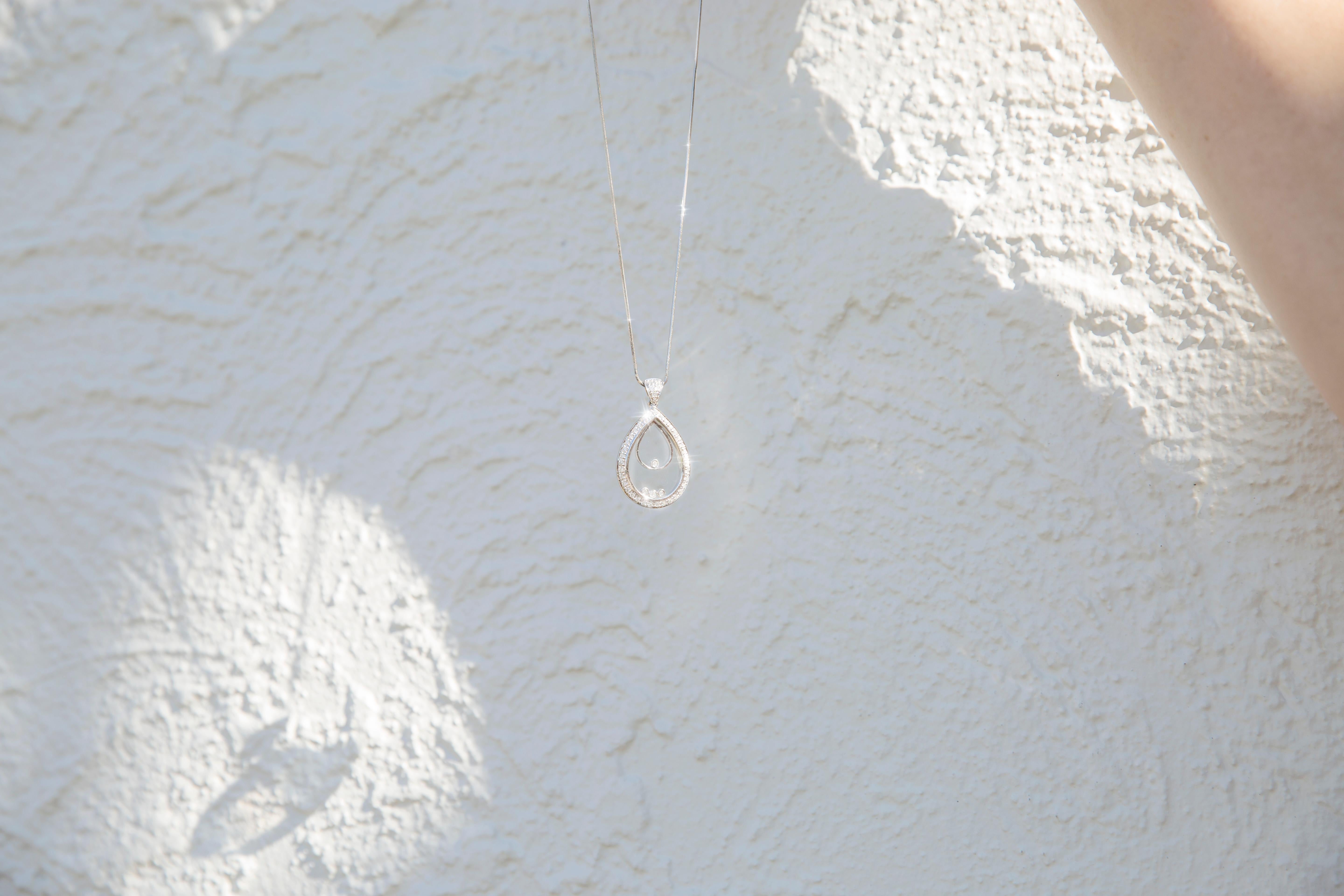 18 Karat Weißgold Doppelter tropfenförmiger schwebender Diamant-Anhänger 9