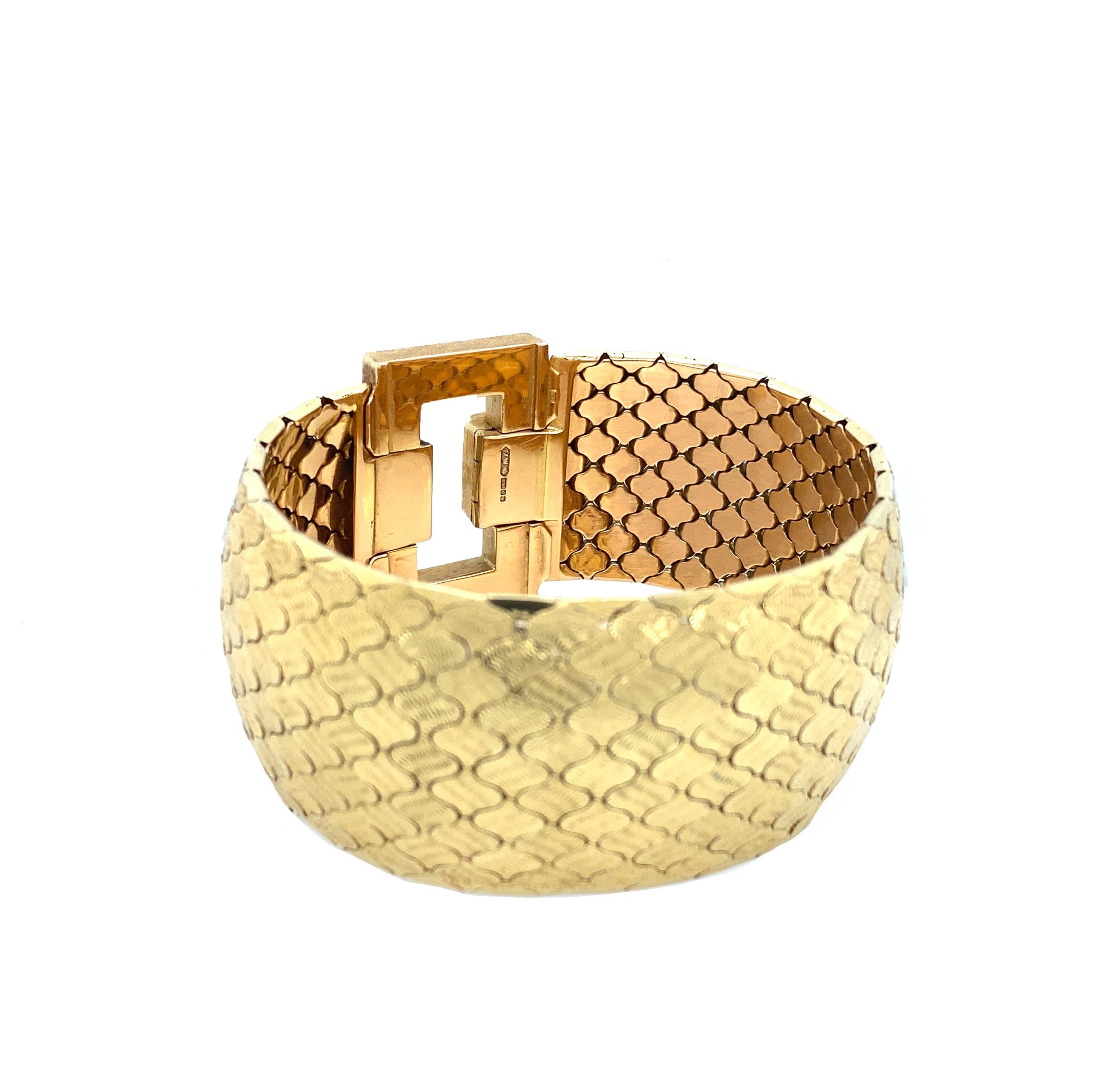Wabenförmiges breites Vintage-Manschettenarmband aus 18 Karat Gelbgold mit beweglicher Schnalle (Retro) im Angebot