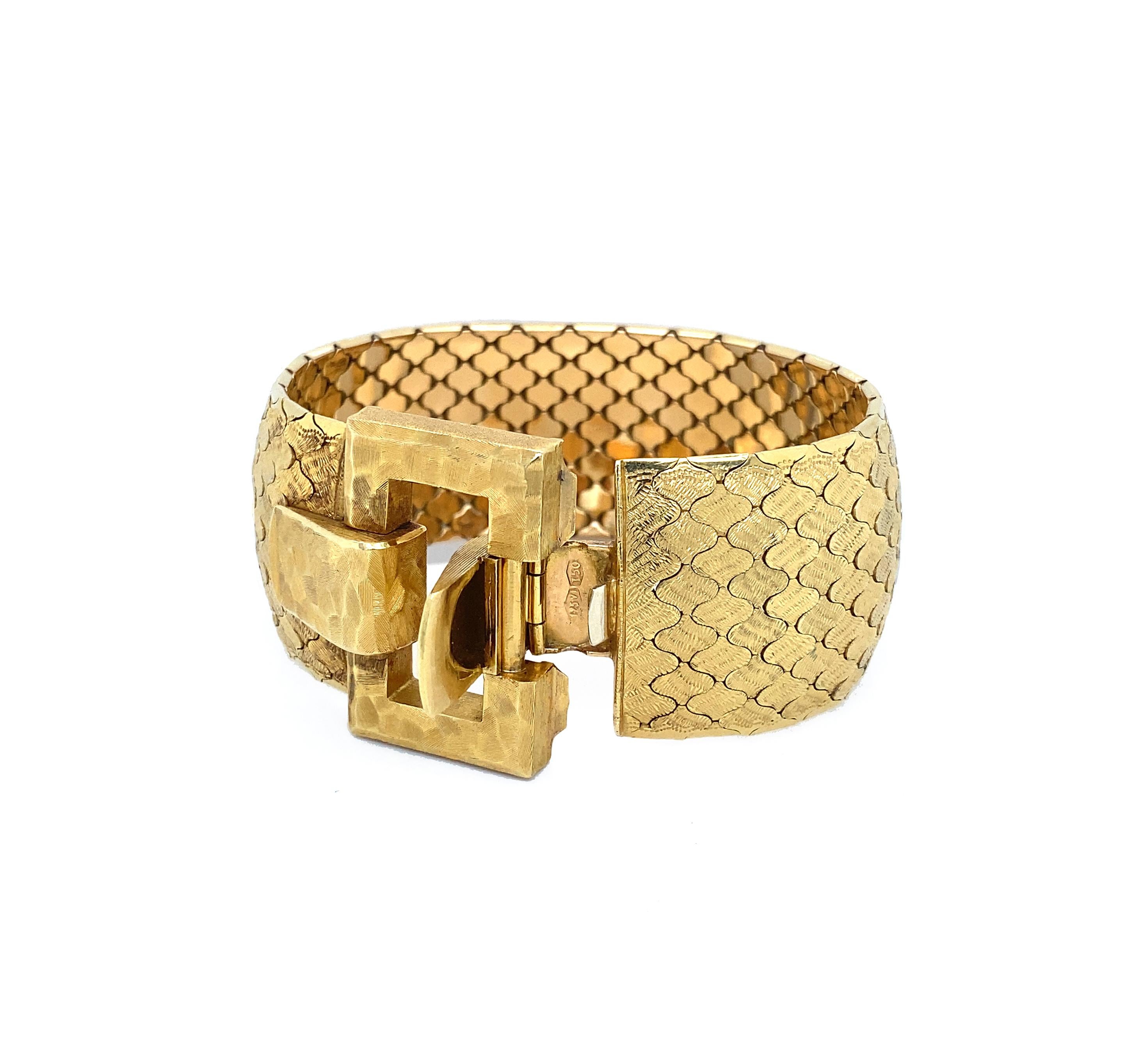 Wabenförmiges breites Vintage-Manschettenarmband aus 18 Karat Gelbgold mit beweglicher Schnalle im Zustand „Hervorragend“ im Angebot in London, GB