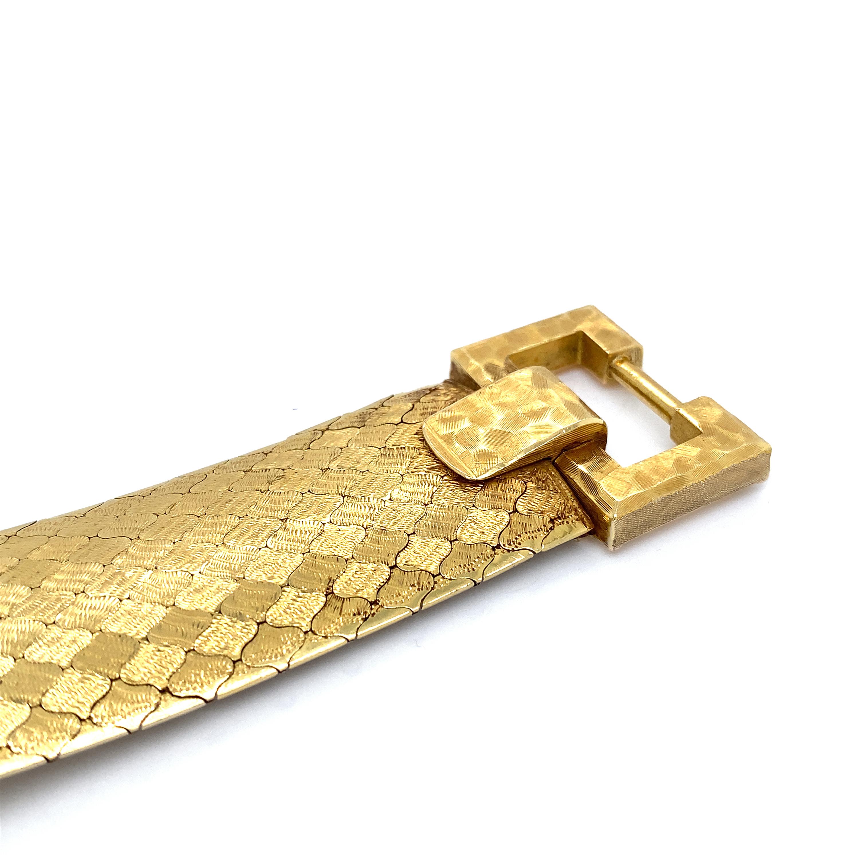 Wabenförmiges breites Vintage-Manschettenarmband aus 18 Karat Gelbgold mit beweglicher Schnalle im Angebot 1