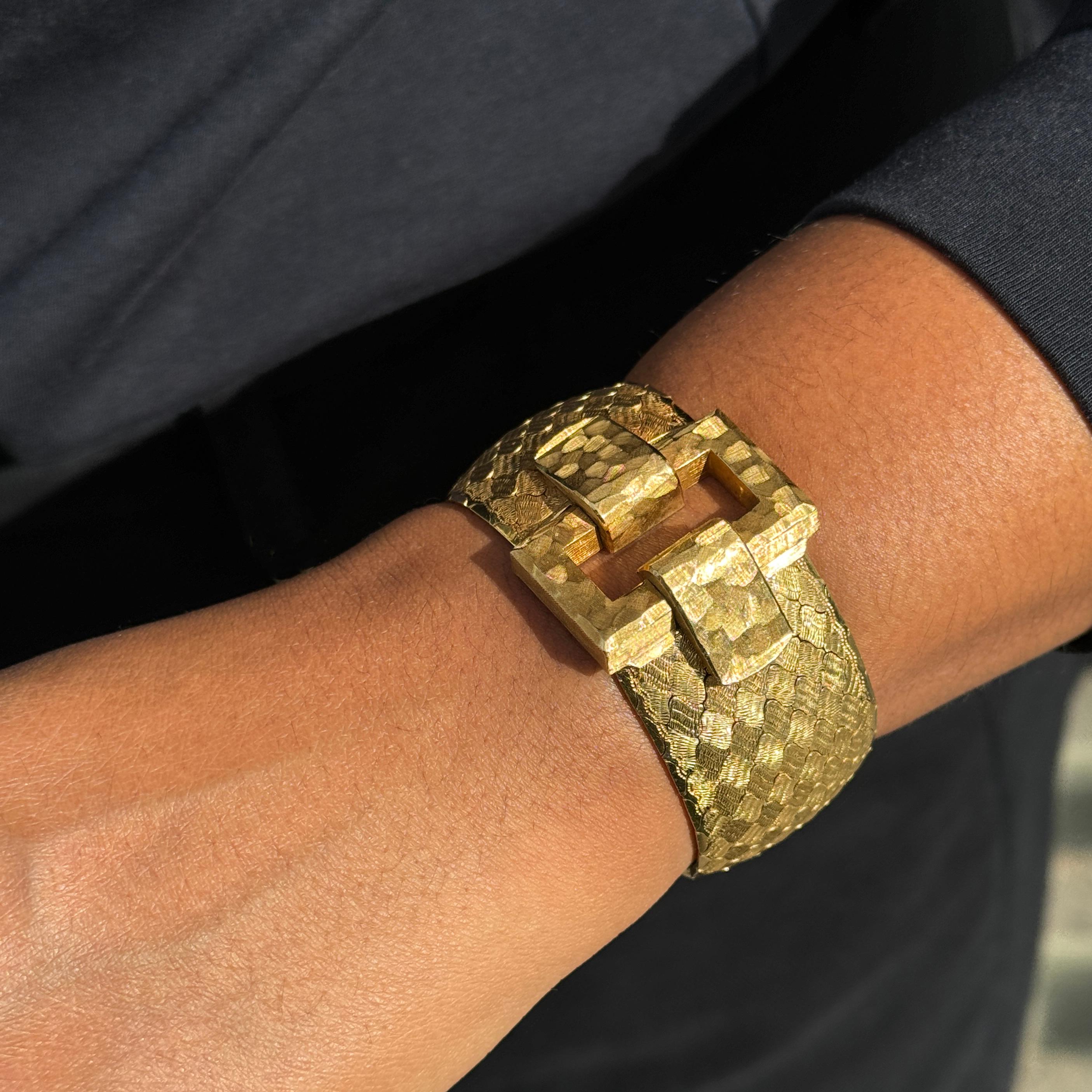 Wabenförmiges breites Vintage-Manschettenarmband aus 18 Karat Gelbgold mit beweglicher Schnalle im Angebot 2