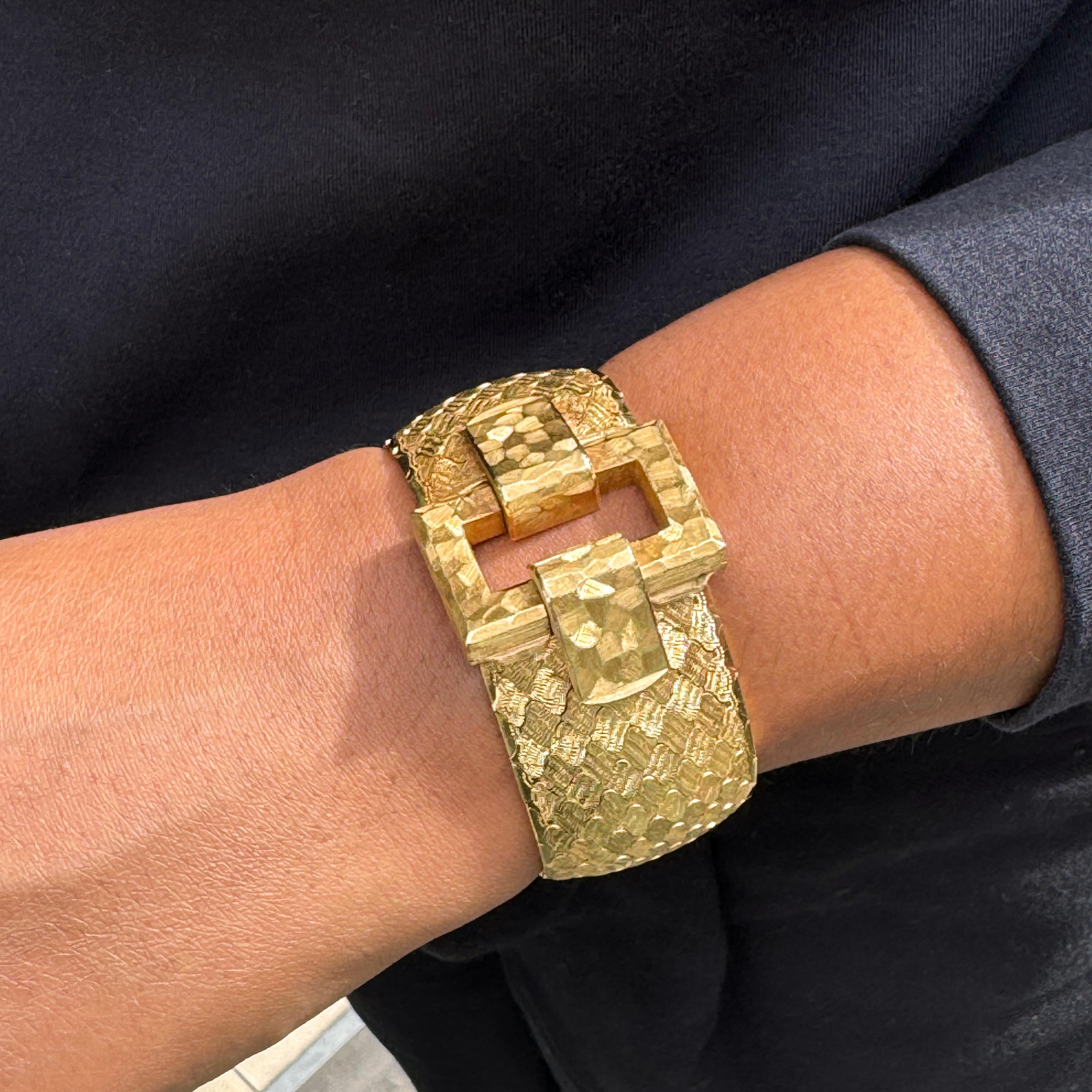 Wabenförmiges breites Vintage-Manschettenarmband aus 18 Karat Gelbgold mit beweglicher Schnalle im Angebot 3