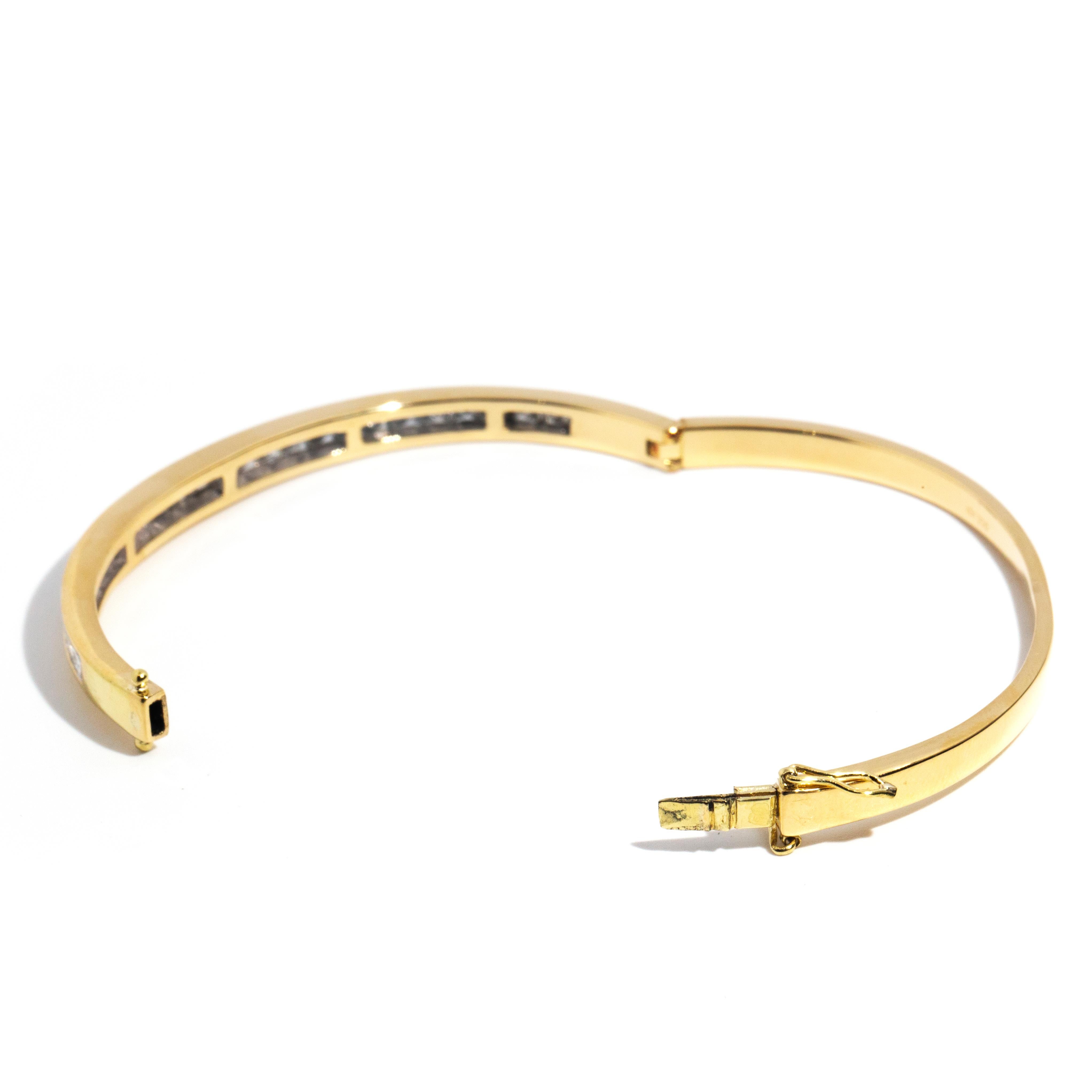 Armreif mit Scharnier aus 18 Karat Gelbgold mit Diamanten im Carre Cut-Schliff (Moderne)