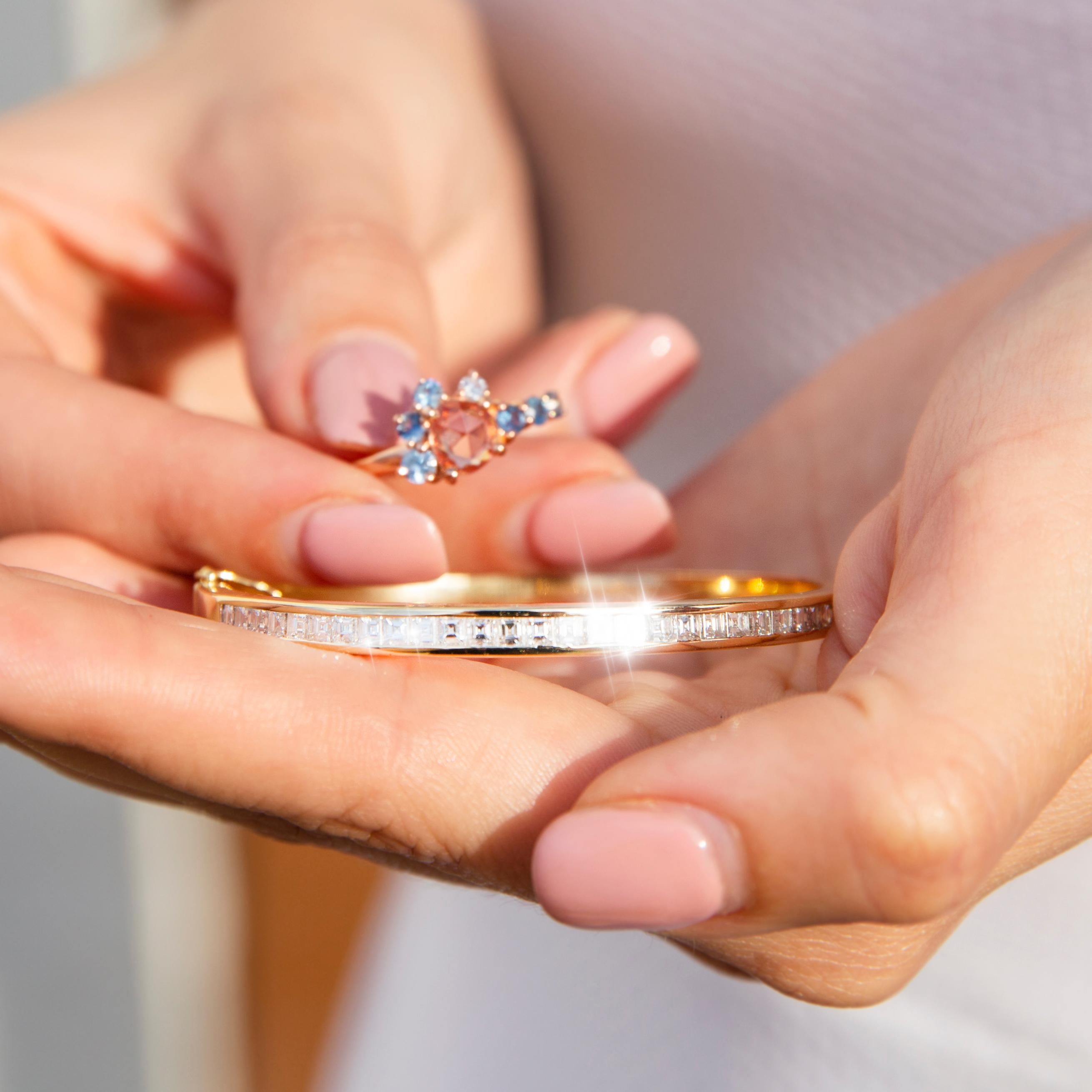 Armreif mit Scharnier aus 18 Karat Gelbgold mit Diamanten im Carre Cut-Schliff Damen