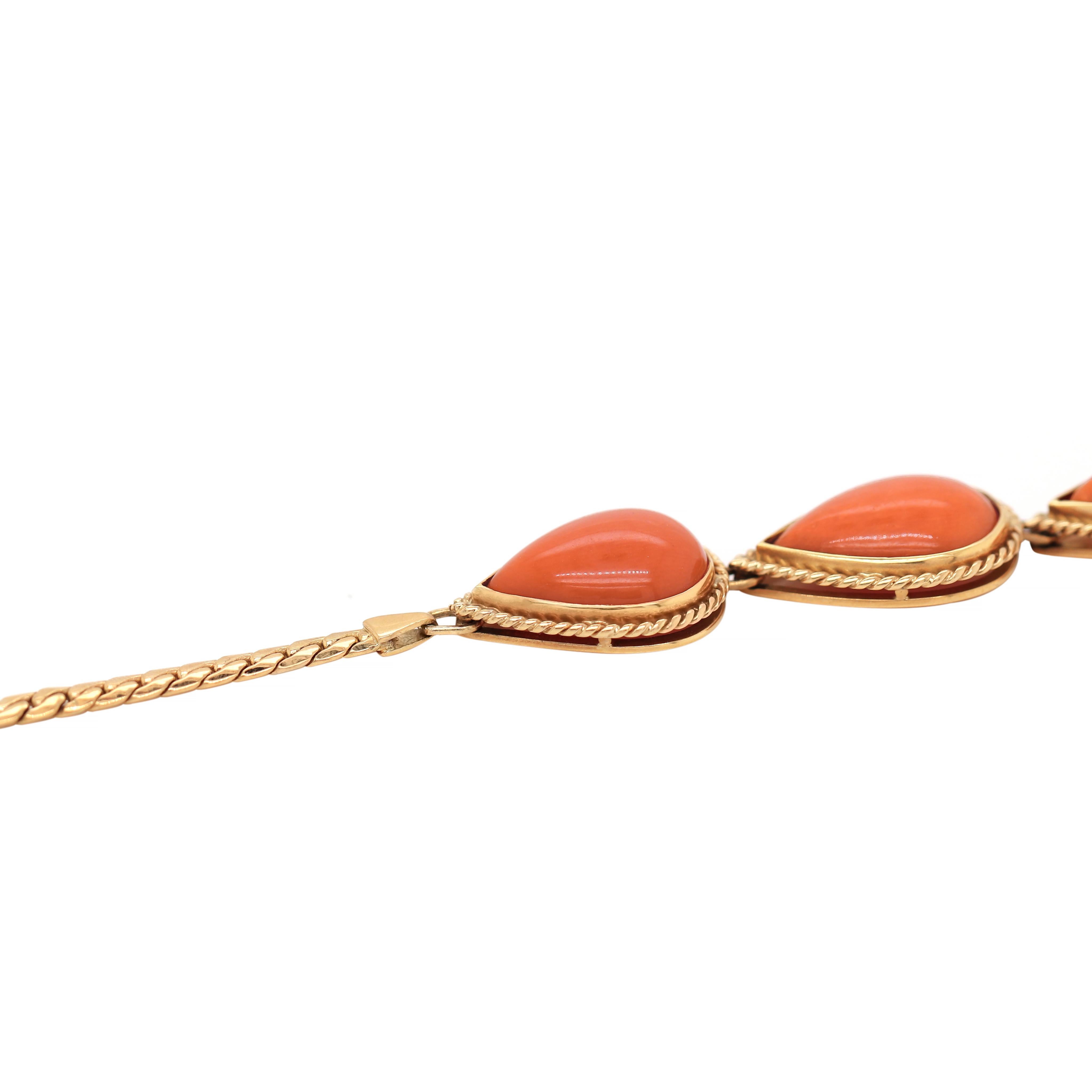 Set aus Halskette und Ohrring aus 18 Karat Gelbgold mit Koralle und Diamanten (Retro) im Angebot
