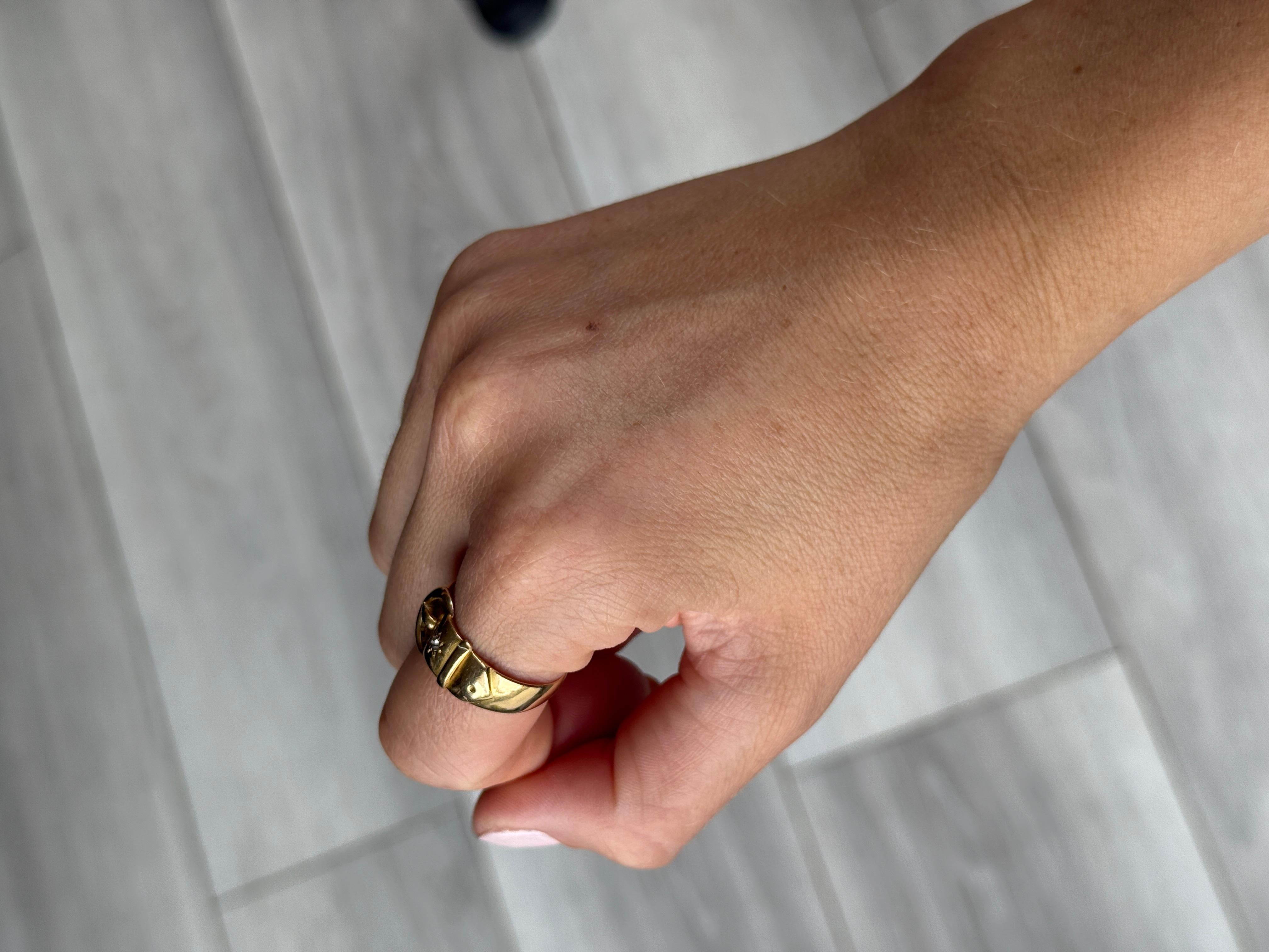 Este precioso anillo con hebilla de oro de 18 quilates tiene un diamante de 7 qt engastado en su interior. 

Tamaño del anillo : Q 1/2 u 8 1/4
Ancho de banda: 10 mm

Peso: 5,9 g