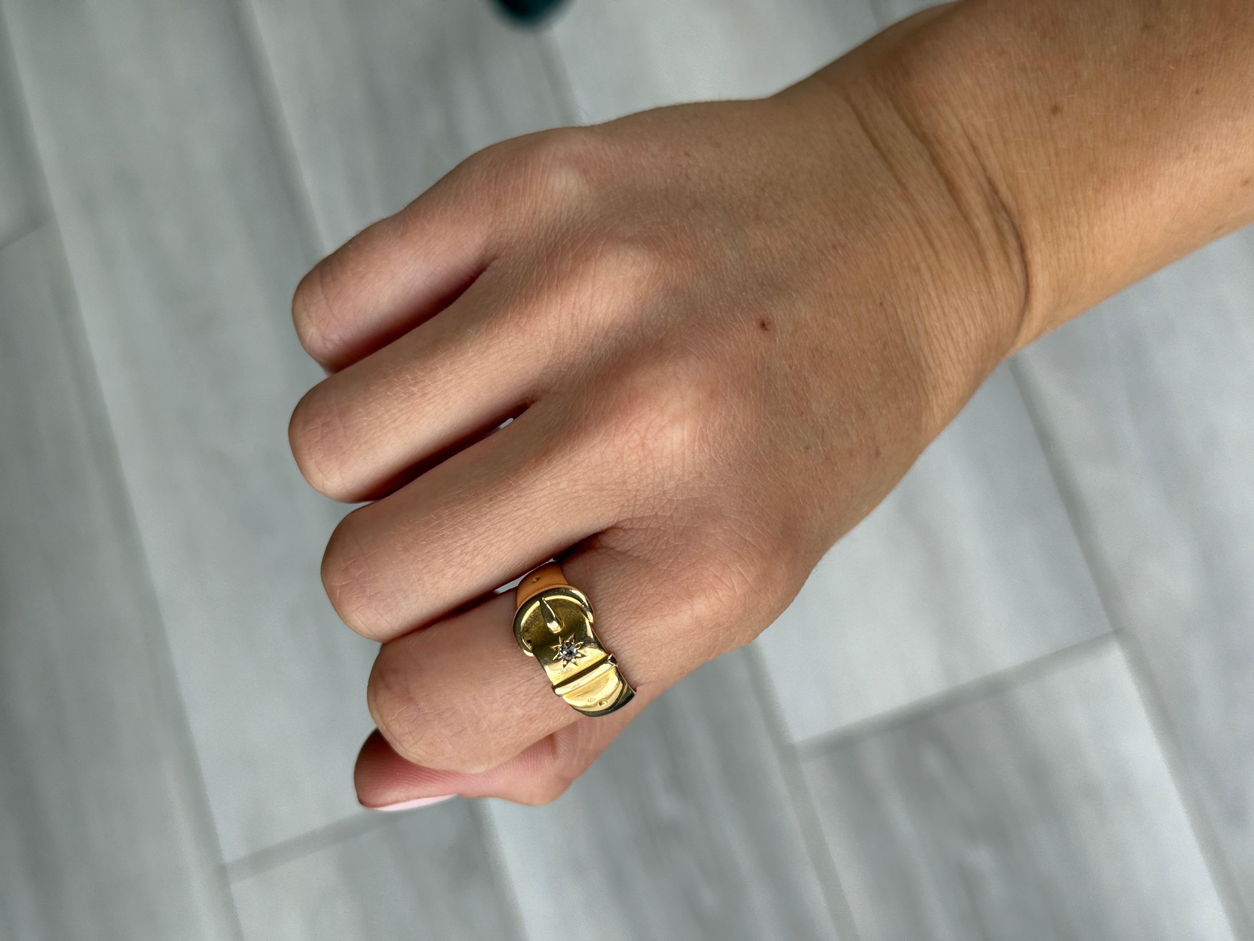 Anillo hebilla vintage de diamantes en oro amarillo de 18 quilates Corte redondo en venta