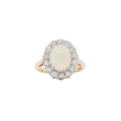 Anello vintage in oro giallo 18 carati con opale ovale e diamanti a grappolo