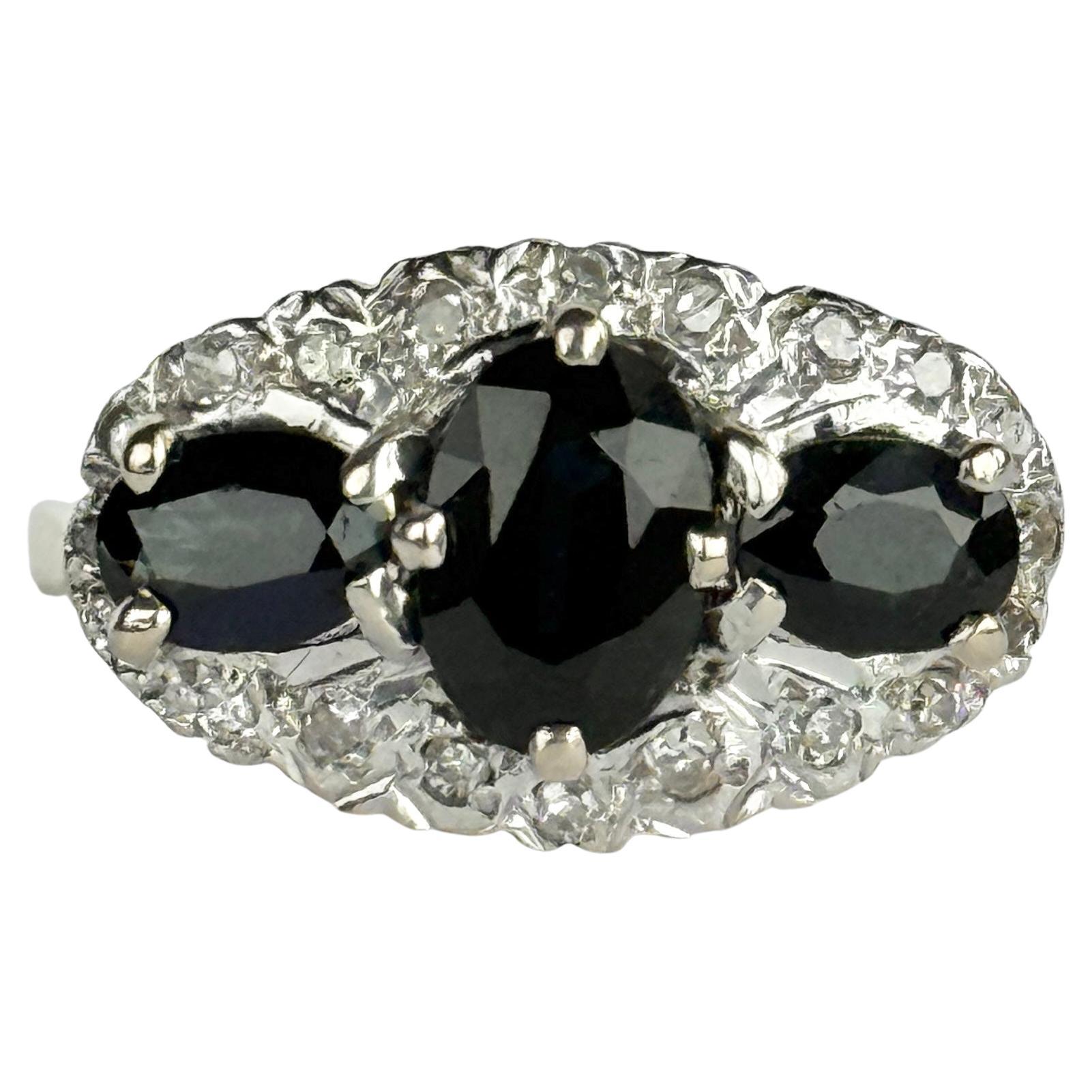 Bague vintage en or jaune 18 carats avec saphir et diamants en forme de triple halo