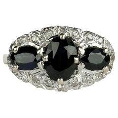 Anello d'epoca in oro giallo 18 carati con zaffiro e diamante a triplo alone