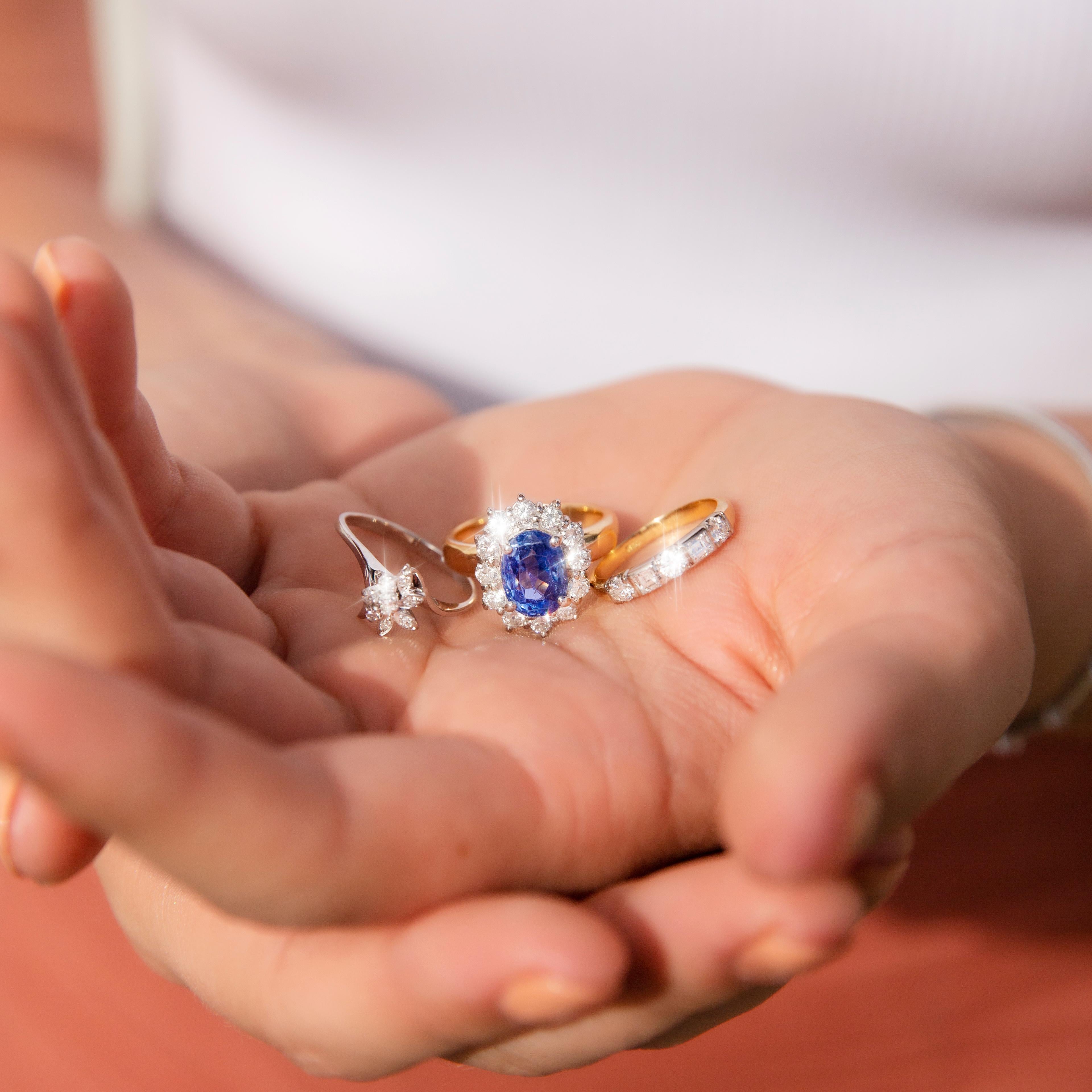 Vintage 18 Carat Yellow & White Gold Ceylon Sapphire Diamond Halo Cluster Ring 2