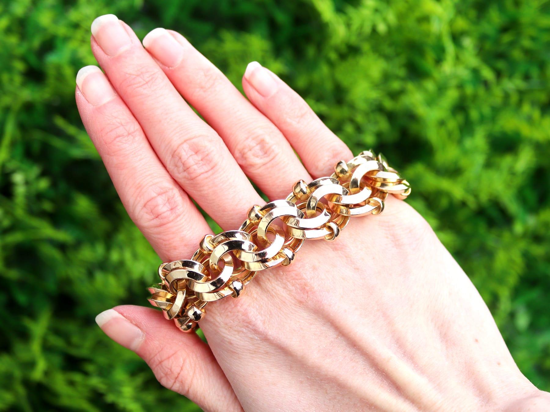 An exceptional, fine and impressive vintage French 18 karat yellow gold bracelet; part of our diverse vintage jewelry and estate jewelry collections.

This exceptional, fine and impressive vintage gold bracelet has been crafted in 18k yellow
