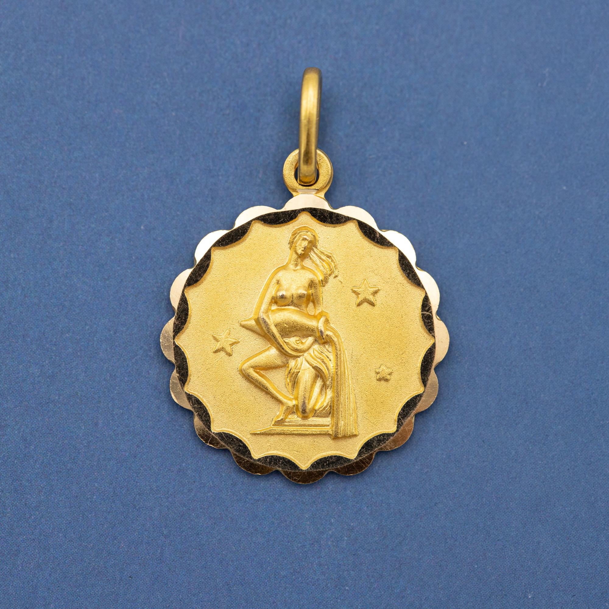 Vintage 18 k Italian zodiac charm pendant - Aquarius charm - solid yellow gold In Good Condition In Antwerp, BE