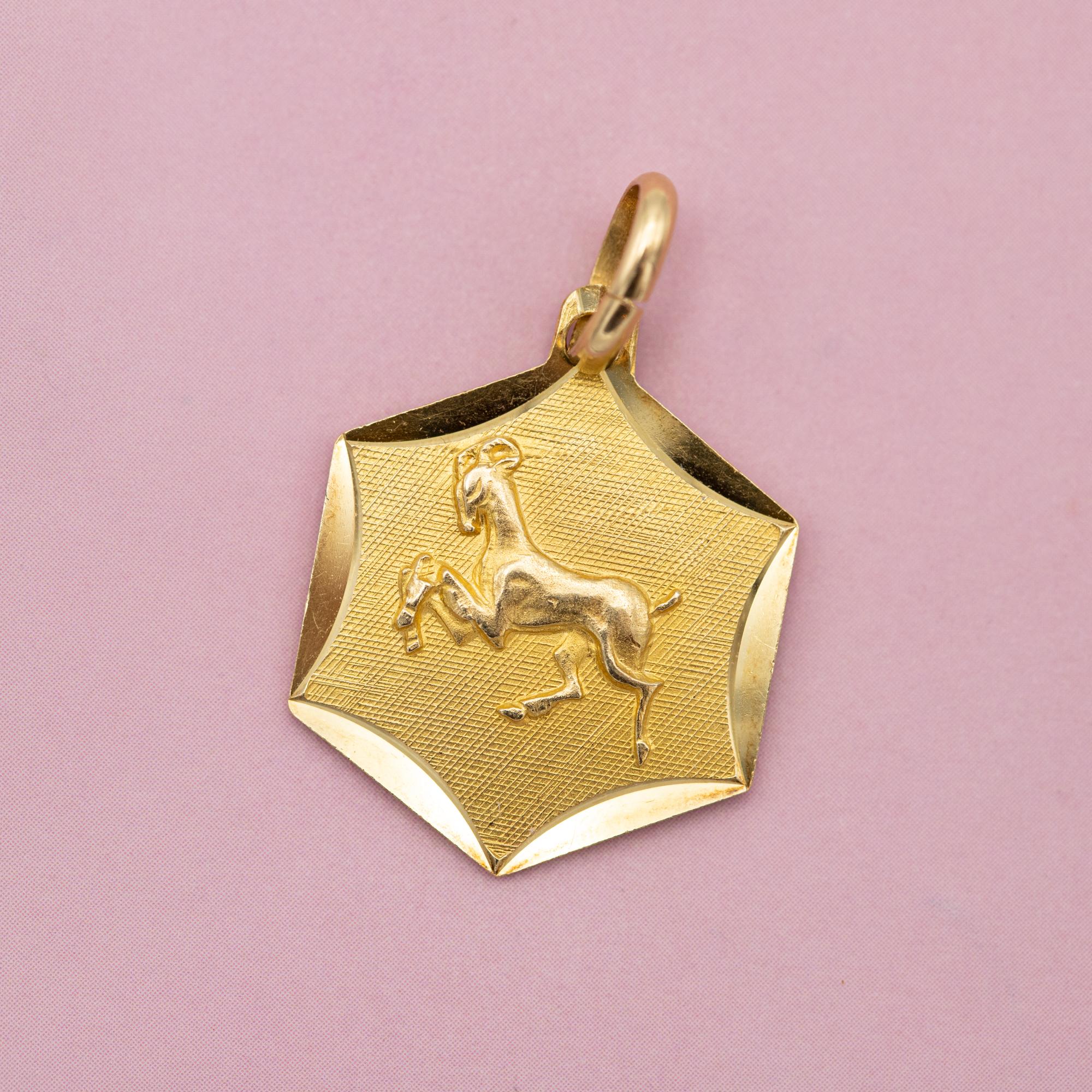 Zum Verkauf steht dieser Vintage-Charme, der einen Widder, das erste astrologische Zeichen des Zodiacs, darstellt. Dieser Sternzeichen-Anhänger ist mit den Geburtsdaten zwischen dem 21. März und dem 20. April verbunden. Dieser hübsche Charme ist mit