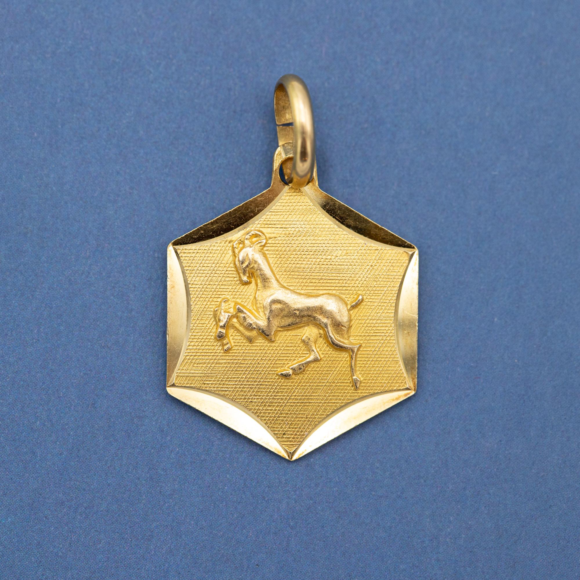 Vintage 18 k Italian zodiac charm pendant - Aries charm - solid yellow gold For Sale 2