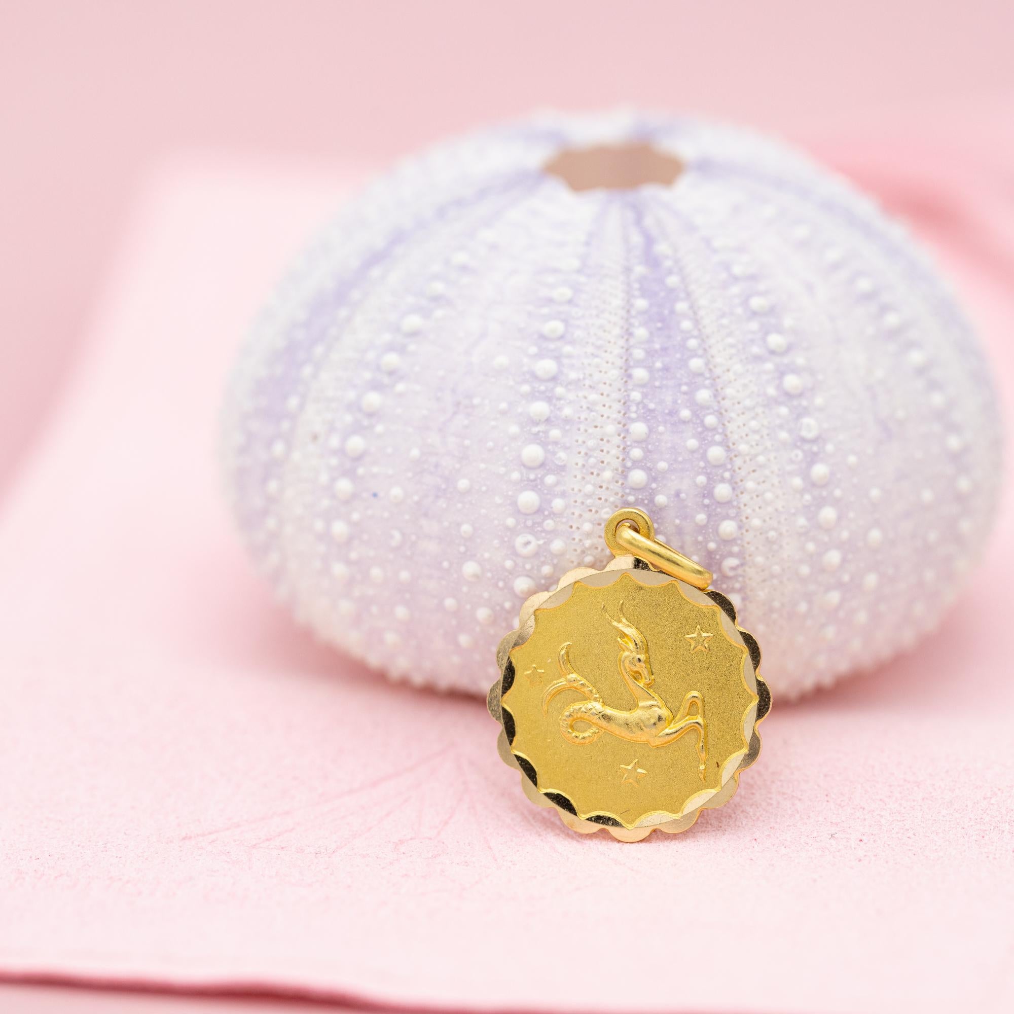 Vintage 18 k Italian zodiac charm pendant - Capricorn charm - solid yellow gold In Good Condition In Antwerp, BE