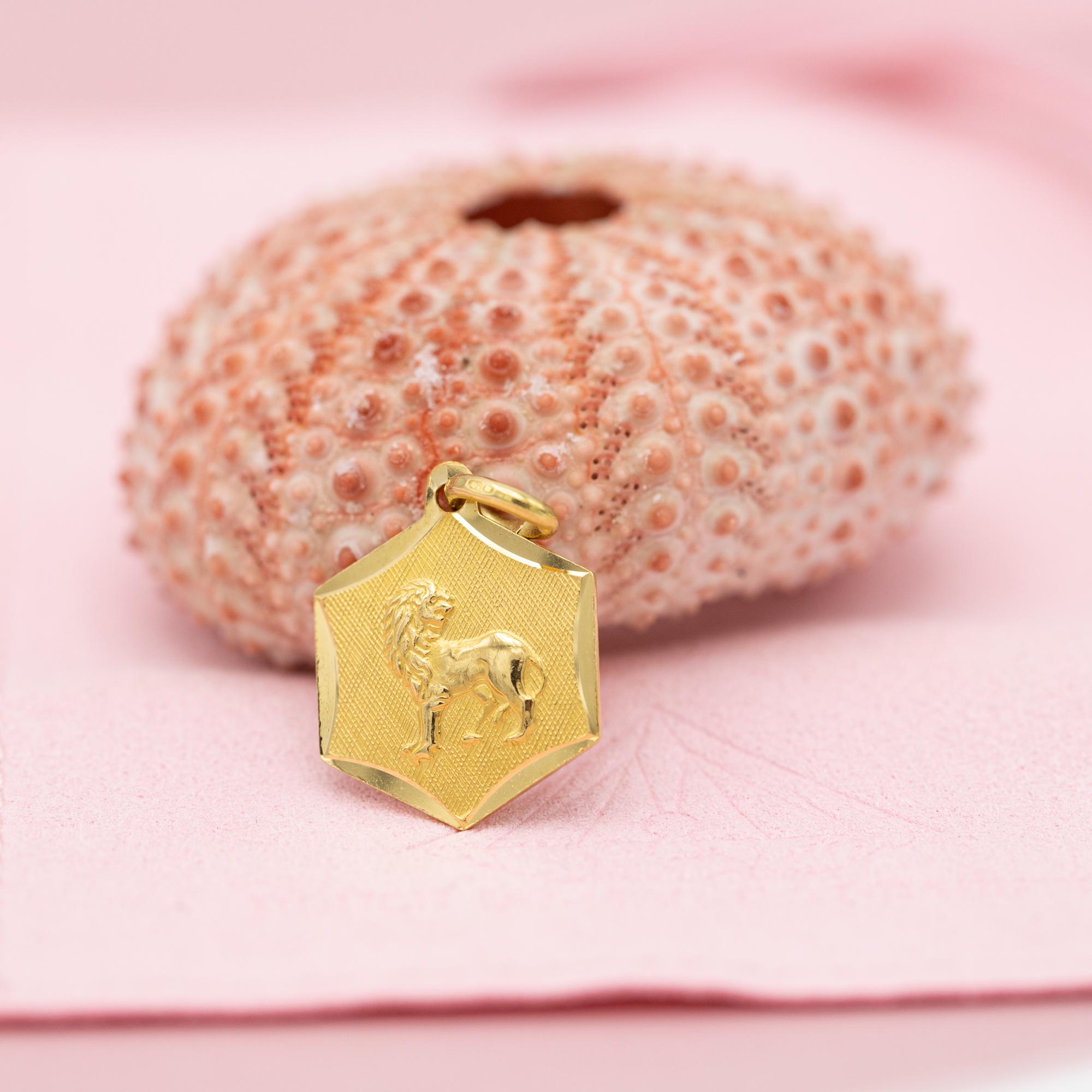 Women's or Men's Vintage 18 k Italian zodiac charm pendant - Leo charm - solid yellow gold
