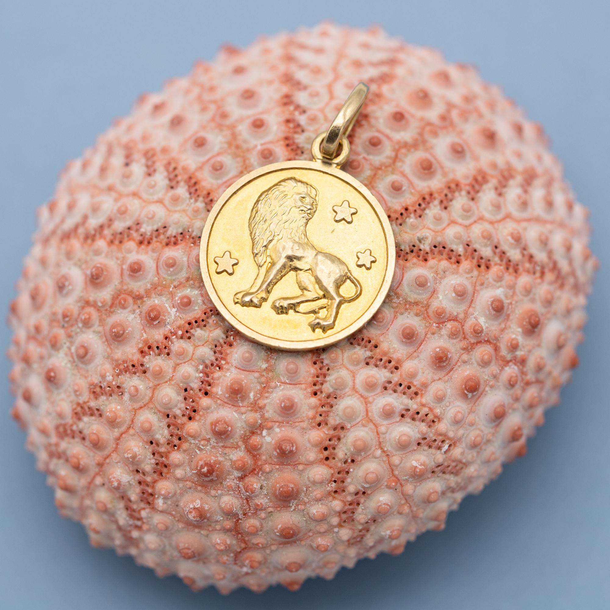 Vintage 18 k Italian zodiac pendant - Leo charm - solid yellow gold - Star sign In Good Condition In Antwerp, BE