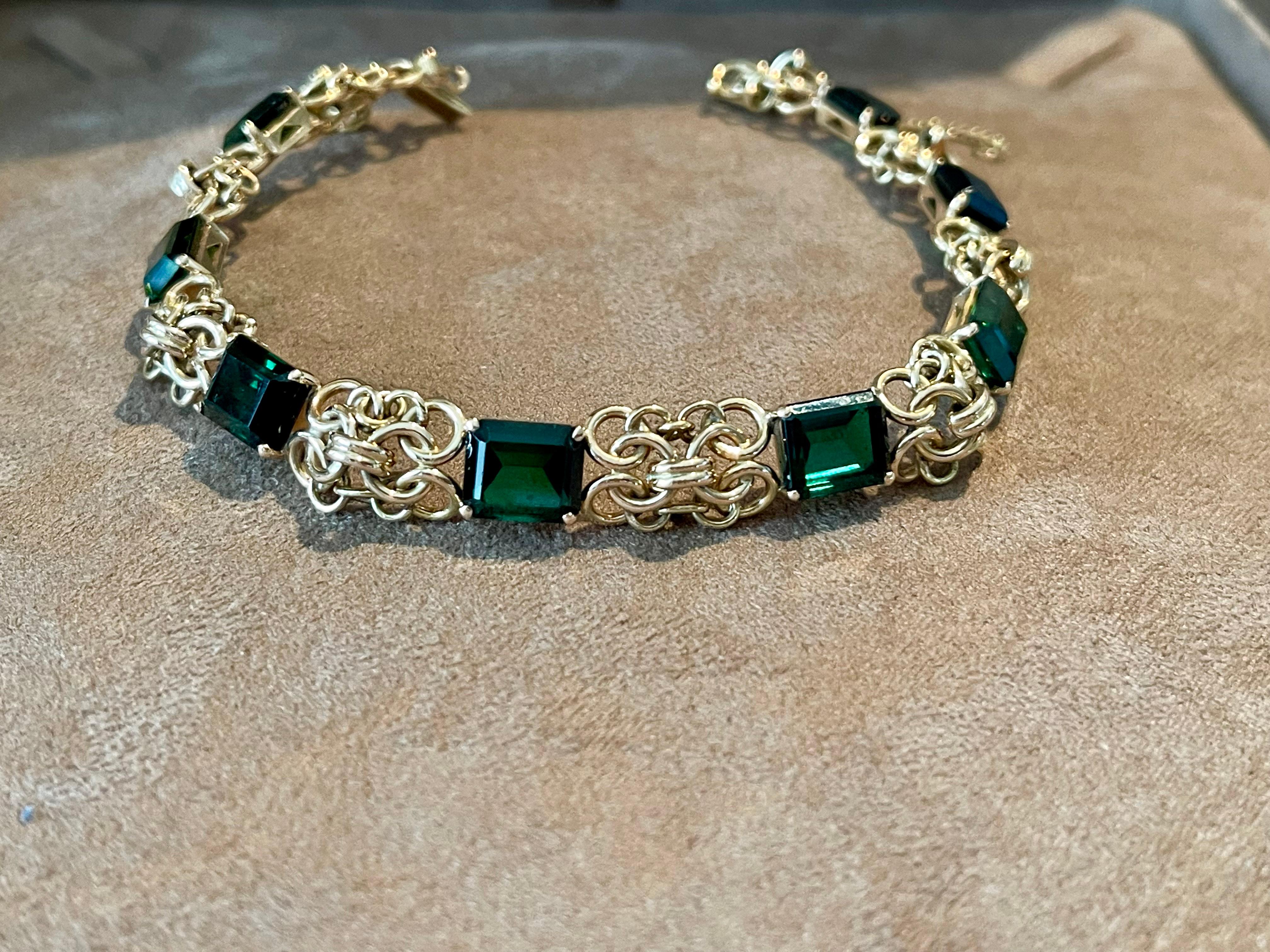 A wonderful 18 K rose Gold retro Bracelet from 1950 featuring 8 green emerald cut Tourmalines. The size of the torumalines is slightly greaduating towards the centre. Wonderful and intricate workmanship with gold wires typical for this period.