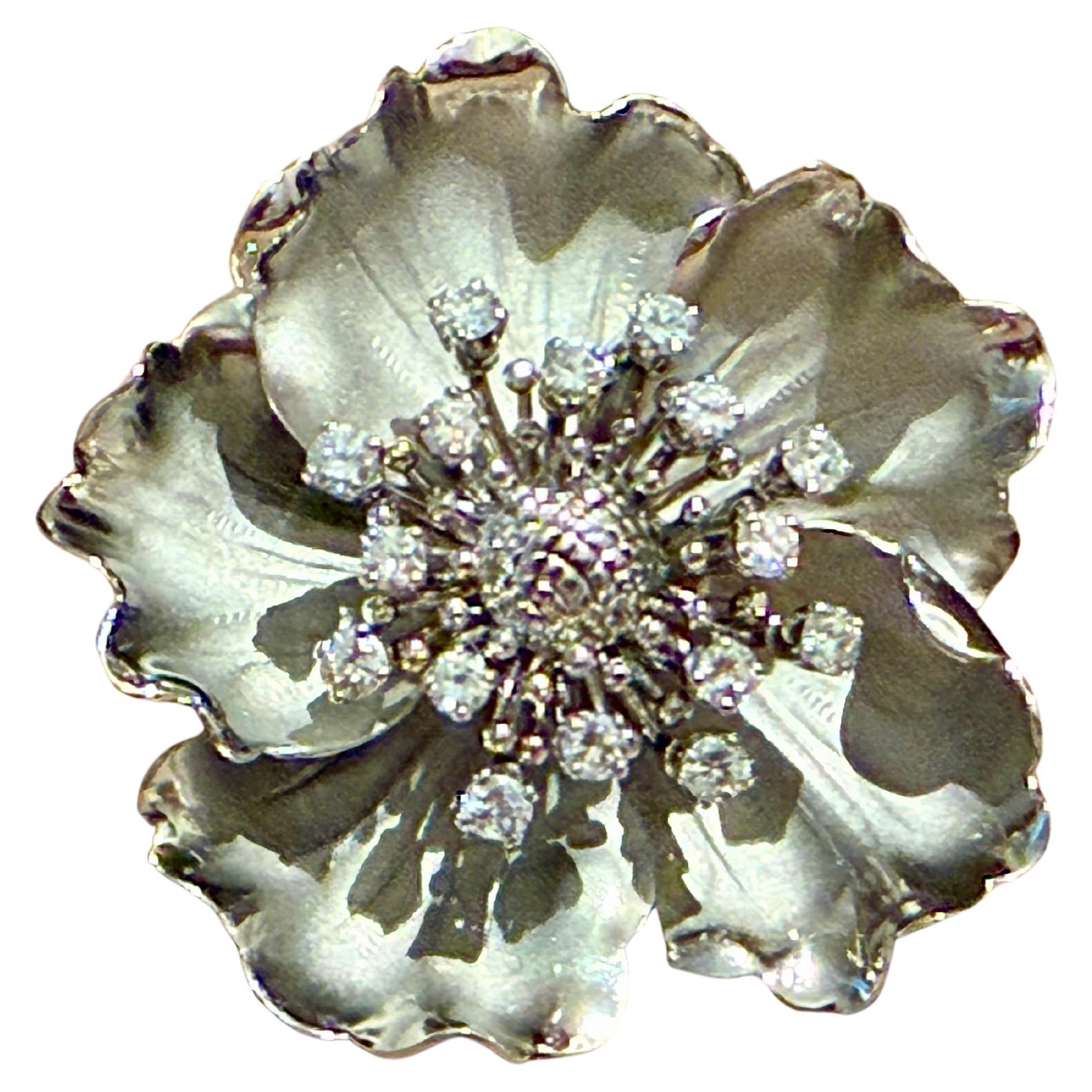 Broche vintage en or blanc 18 K fleur diamantée