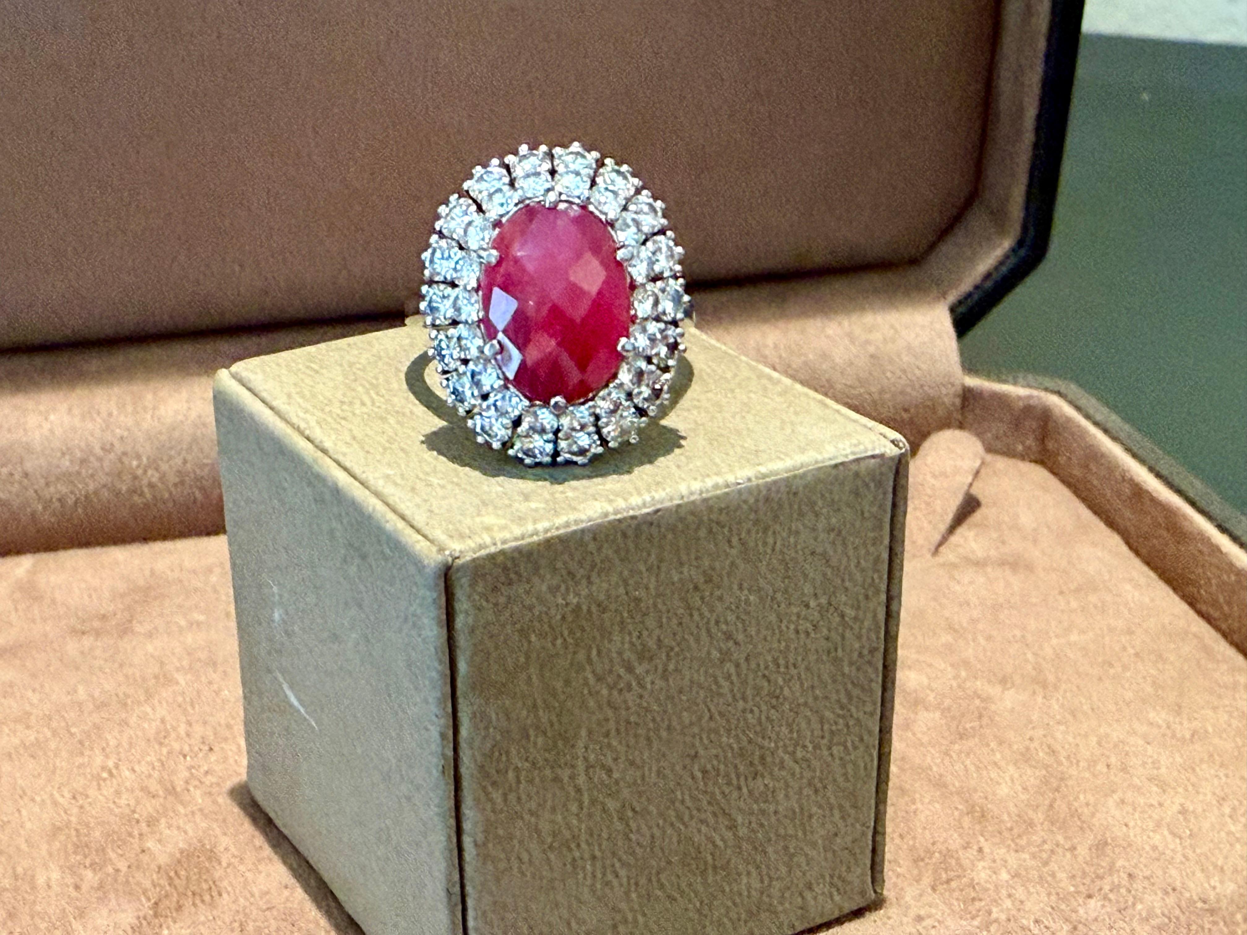 Sorprendente Anillo de Oro blanco de 18 K con un Rubí natural talla fantasía de aproximadamente 5 ct, rodeado por 2 filas de 36 Diamantes talla brillantina redondos de aproximadamente 3,20 ct, color H, claridad vs. Añade un toque de glamour a