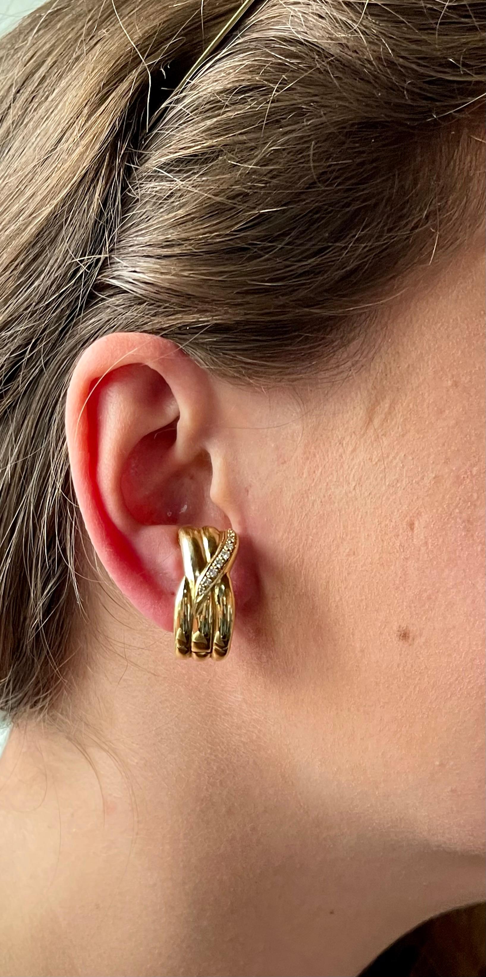 Massive Ohrringe aus 18 K Gelbgold, besetzt mit 18 Diamanten im Brillantschliff. Datiert aus dem Jahr 1980. 31.31 Gramm.
Er misst 1,2 cm in der Breite und ist 2,5 cm lang. 
Meisterhaft handgefertigtes Stück! Echtheit und Geld zurück ist garantiert.