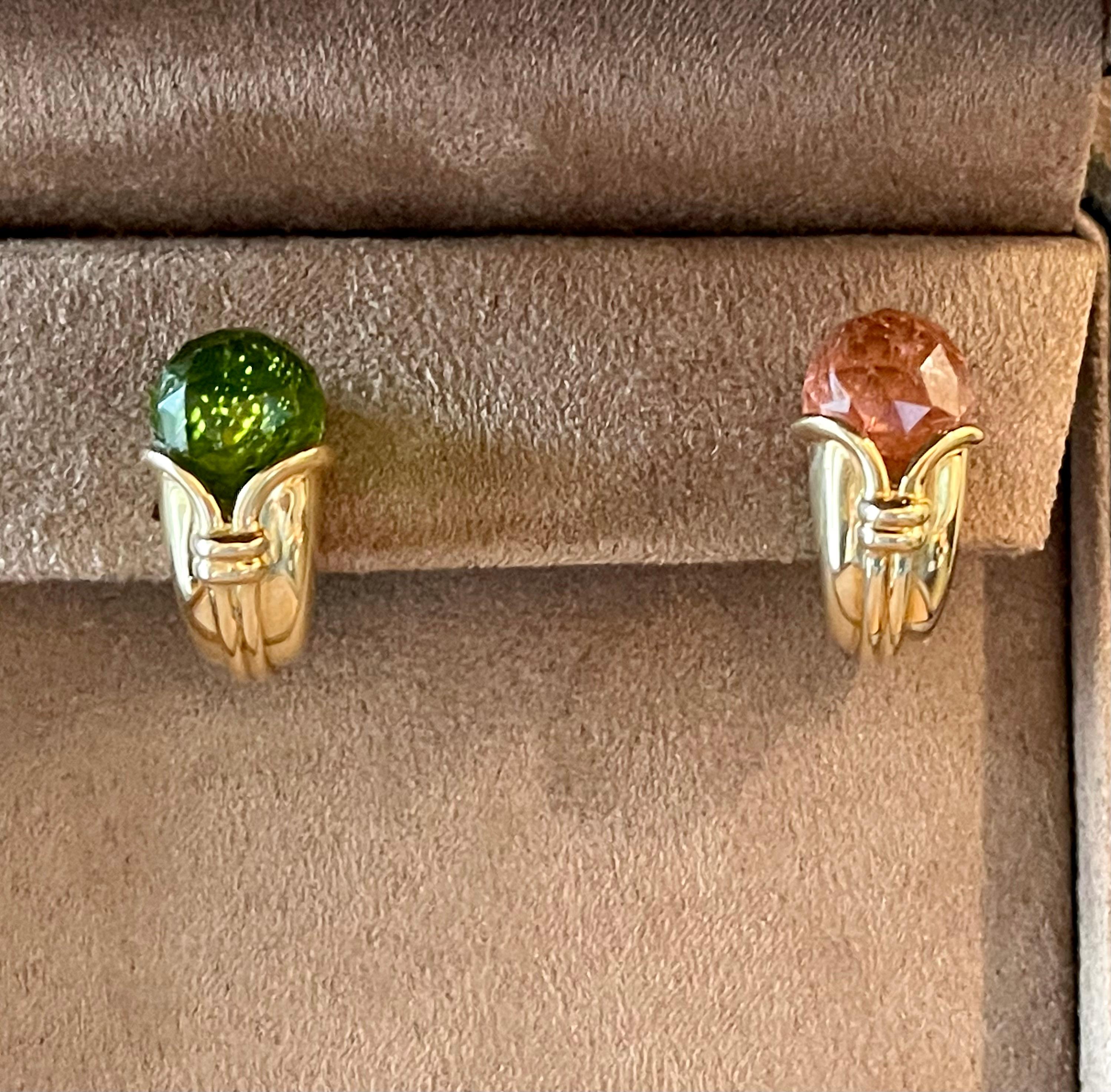 An iconic set of 18 K yellow Gold earclips showcasing 1 fancy cut Briolette pink Tourmaline and 1 fancy cut Peridot. 2.3 cm height and 1.5 cm wide. 18.52 grams. Stamped 750 with Italian assay marks for 18 karat gold
Fully signed Bvlgari, Made in