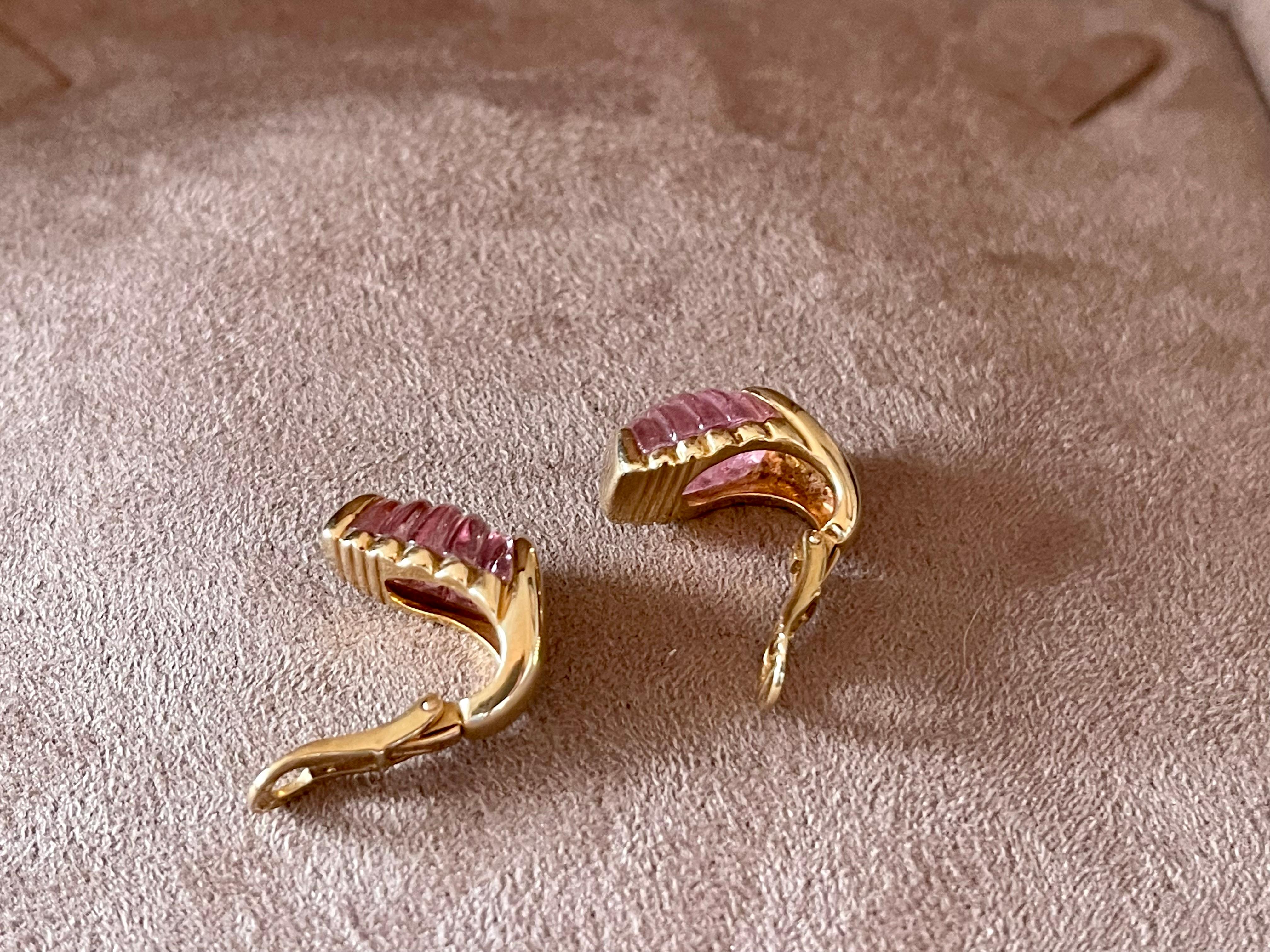 Cabochon Vintage 18 K yellow Gold earclips with engraved pink Tourmaline by Bulgari