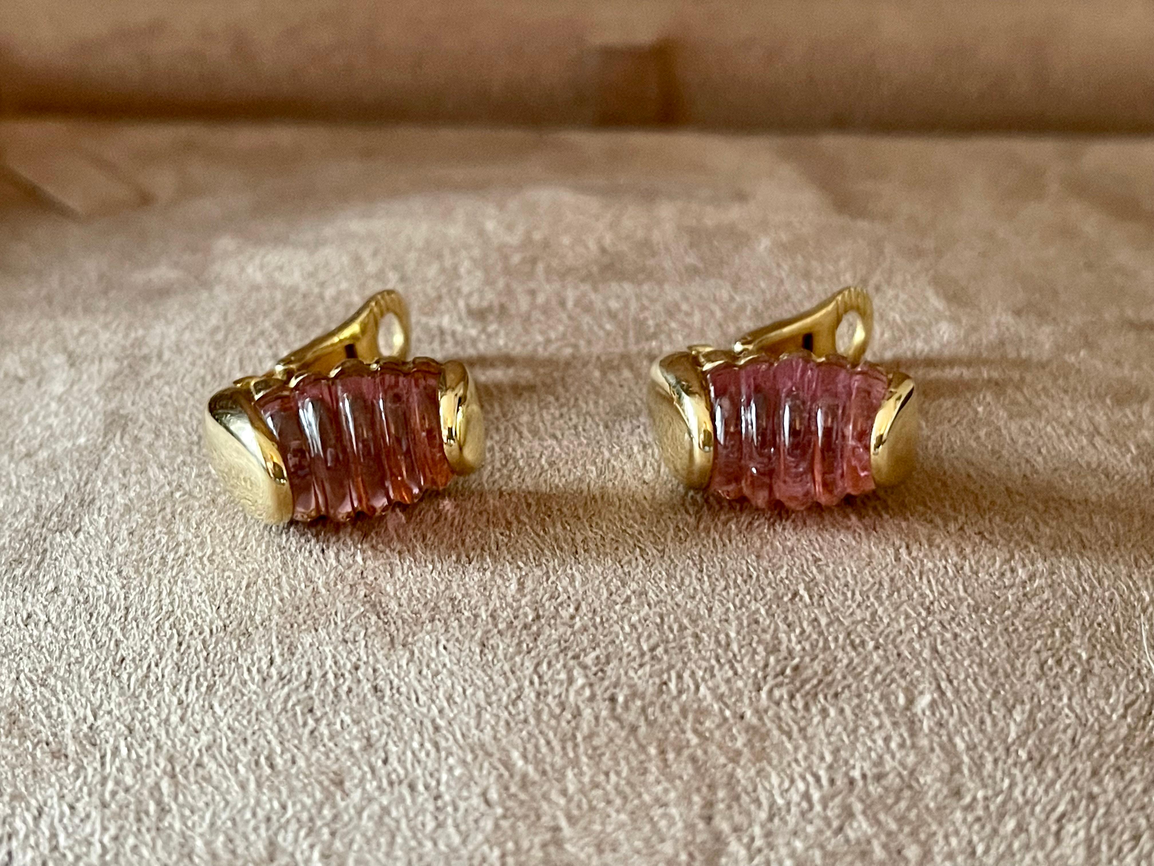 Vintage 18 K yellow Gold earclips with engraved pink Tourmaline by Bulgari In Good Condition In Zurich, Zollstrasse