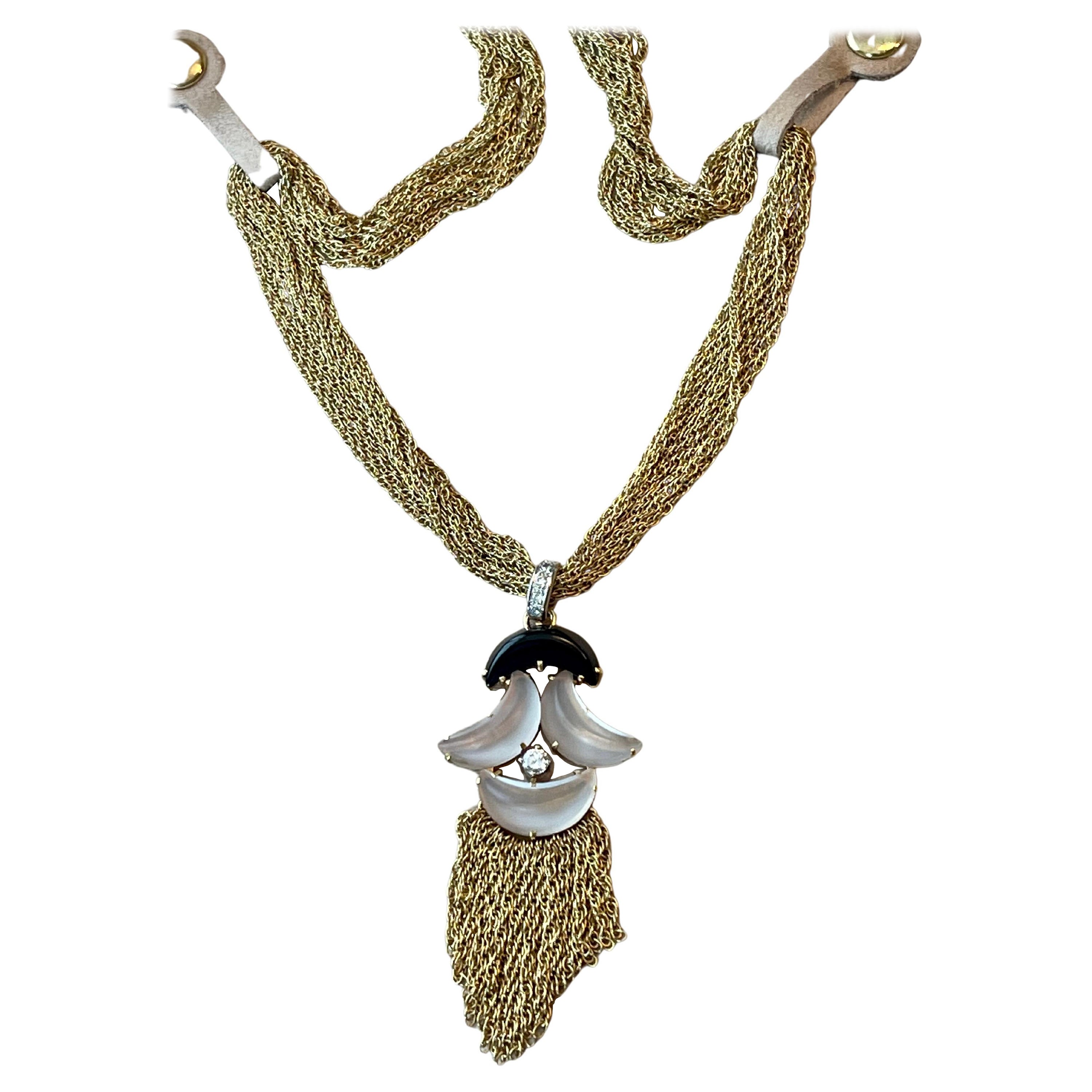 Collar muy decorativo de Oro amarillo de 18 K Vintage de varias vueltas con  con un colgante de Cristal de Roca, Ónice y 6 Diamantes con un peso aproximado de 0,40 ct. 
Longitud del collar: 41 cm. Firmado Tännler Suiza. Peso 55,16 gramos. 
¡Pieza
