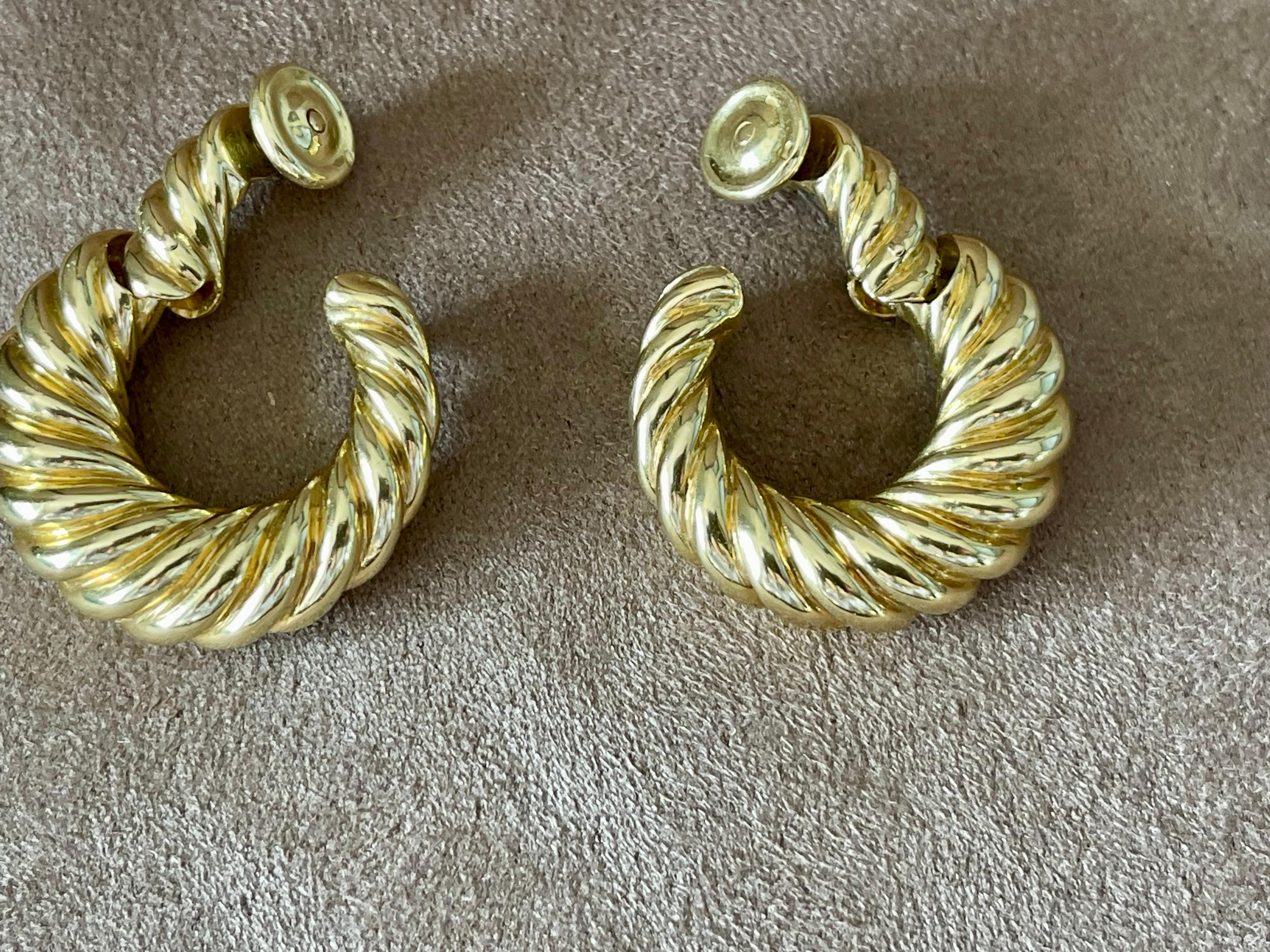 Vintage 18 K yellow Gold Van Cleef & Arpels Hoop Earrings In Good Condition For Sale In Zurich, Zollstrasse