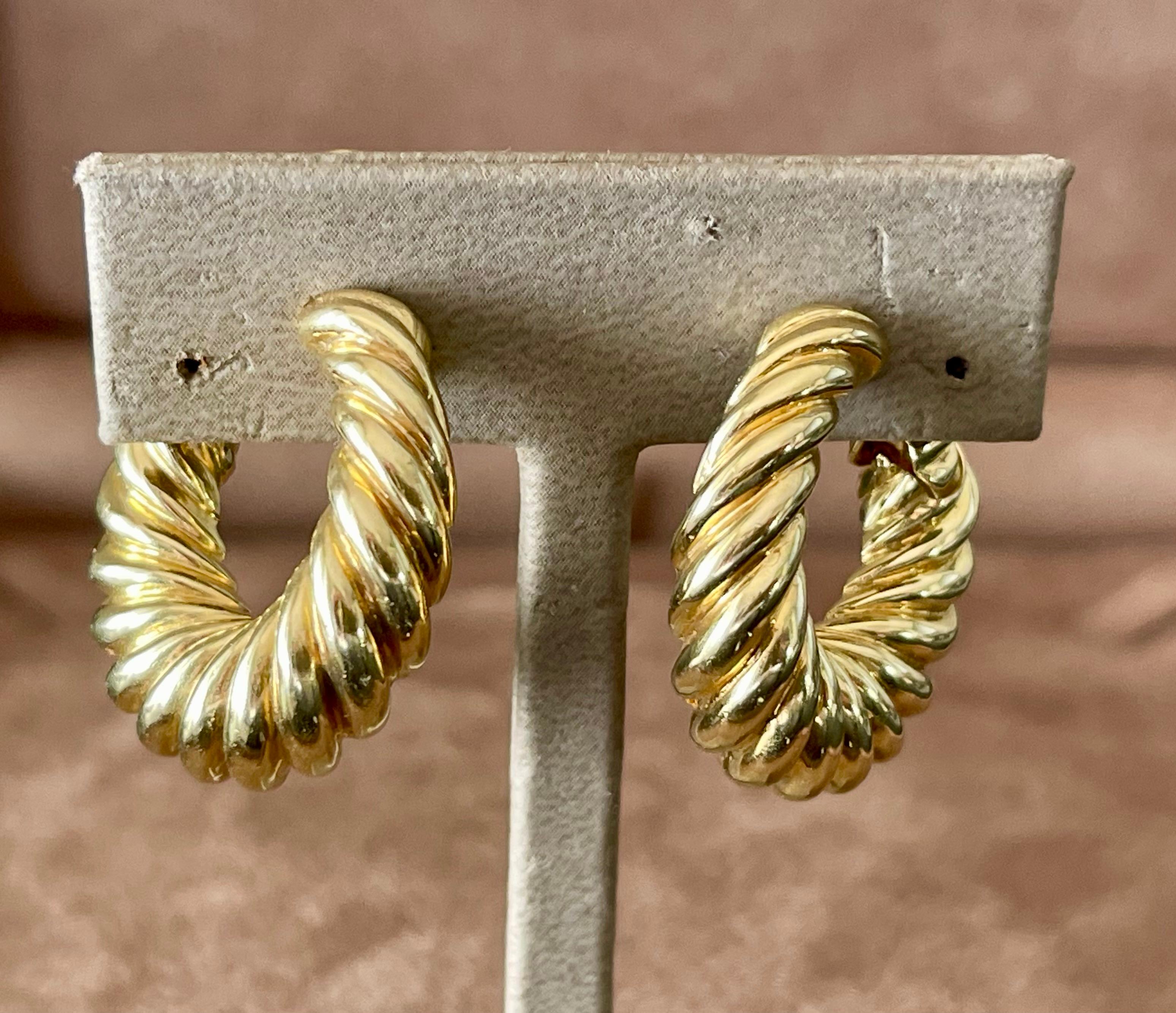 Vintage 18 K yellow Gold Van Cleef & Arpels Hoop Earrings For Sale 3