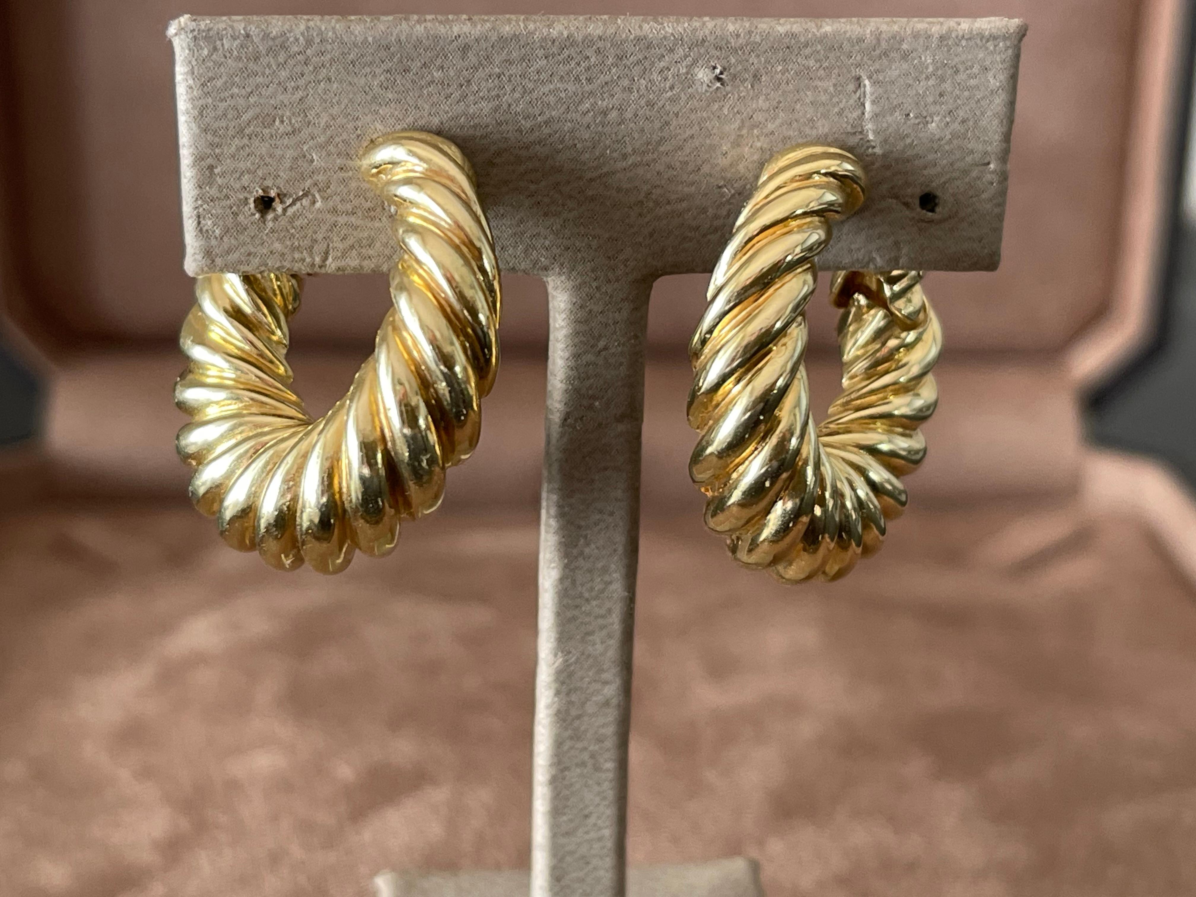 Vintage 18 K yellow Gold Van Cleef & Arpels Hoop Earrings For Sale 4