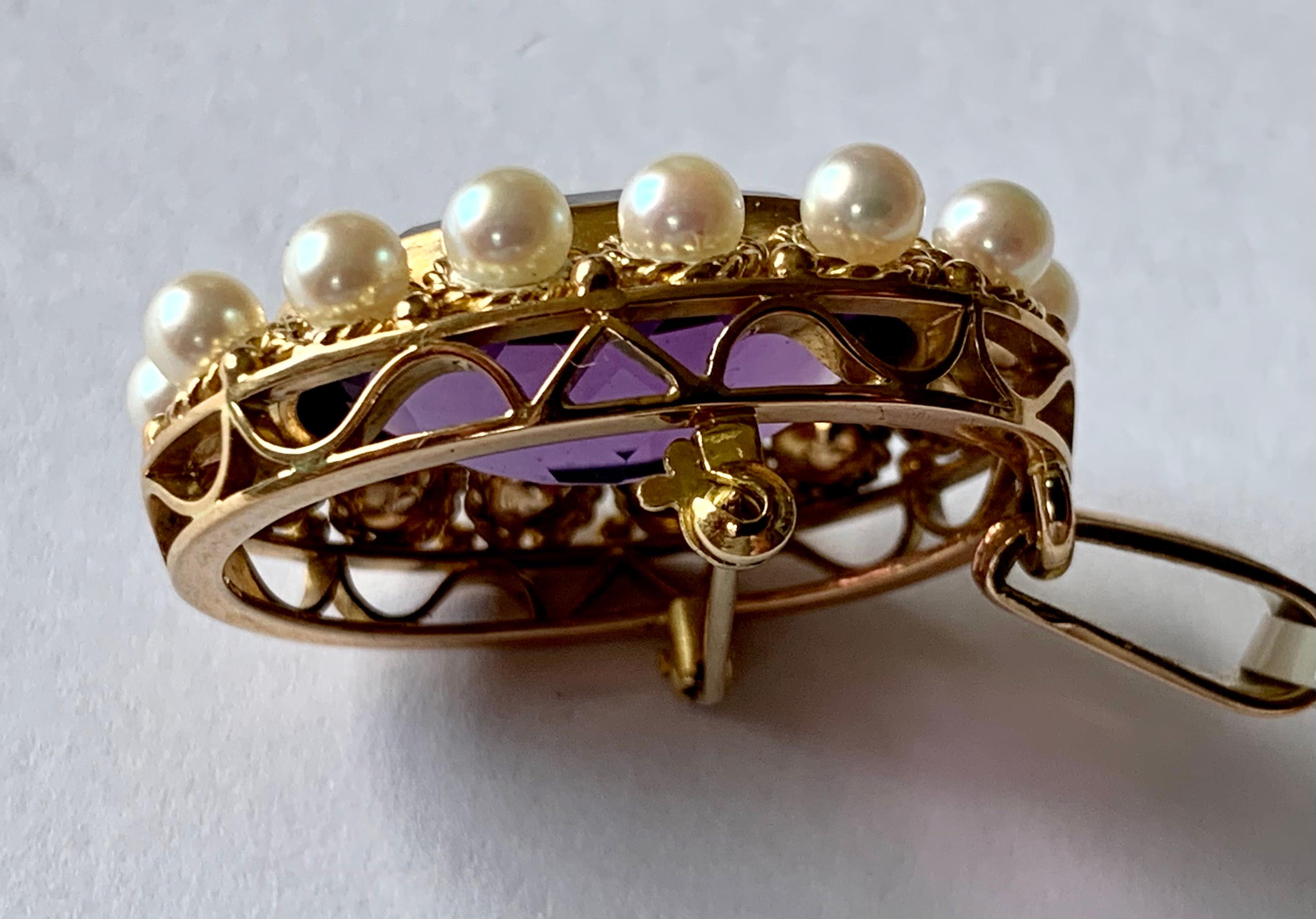 Taille ovale Broche/pendentif vintage d'inspiration victorienne en or jaune 18 carats avec améthyste et perles en vente