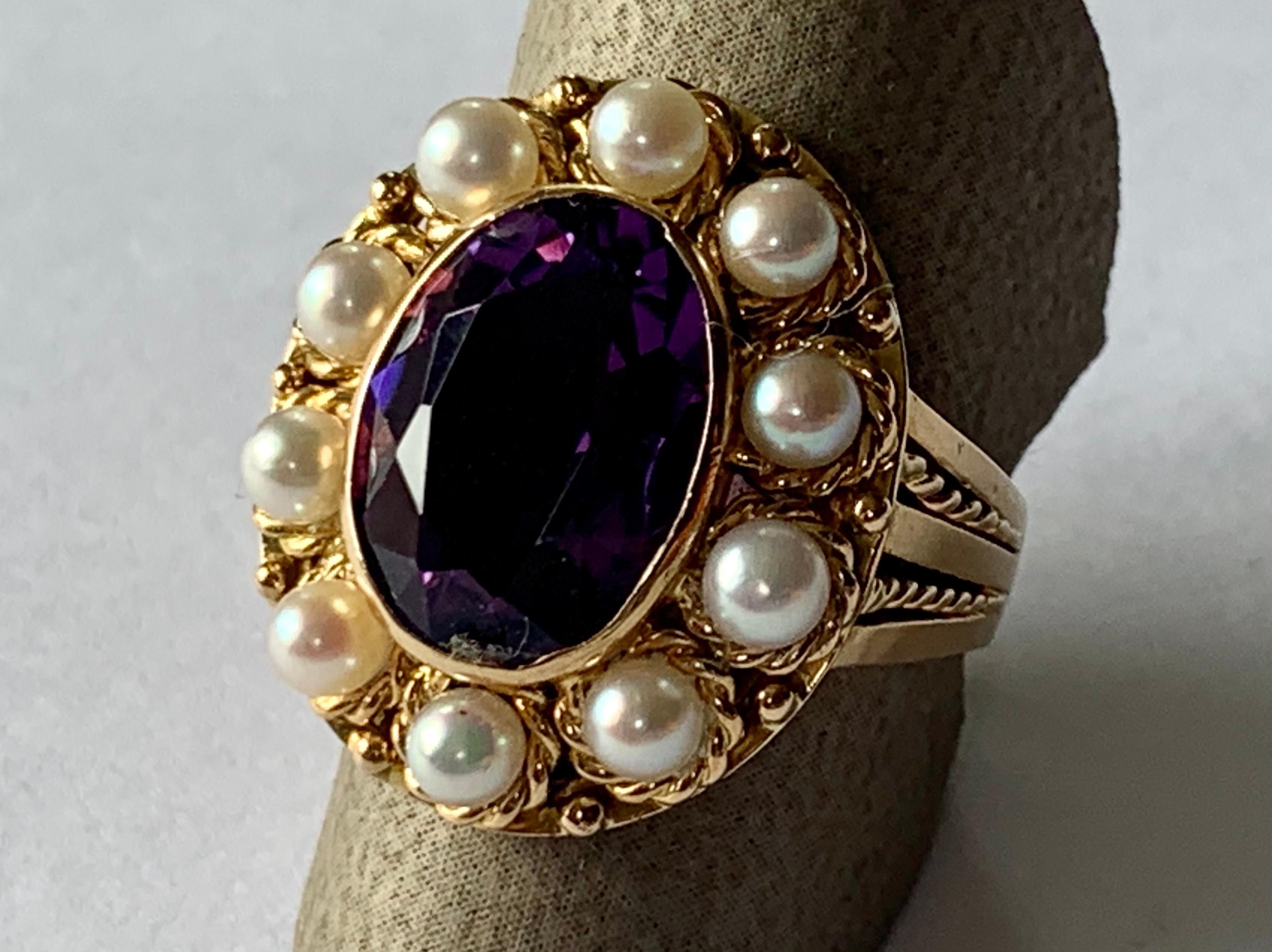 Vintage 18 K Yellow Gold Victorian Inspired Ring with Amethyst and Pearls In Good Condition For Sale In Zurich, Zollstrasse