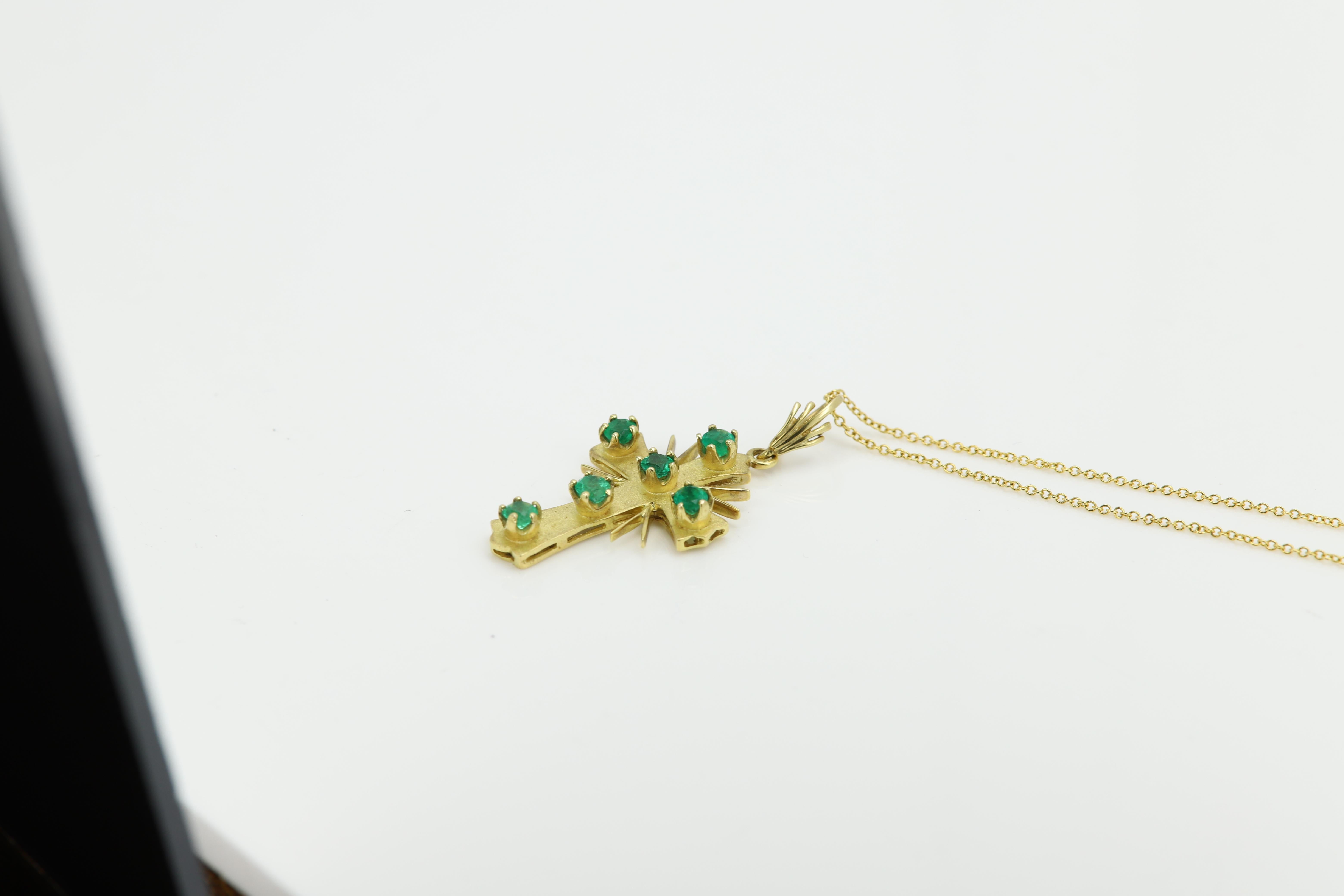 Vintage 18 Karat Cross with Natural Emeralds Gems Gold Emerald Cross For Sale 2