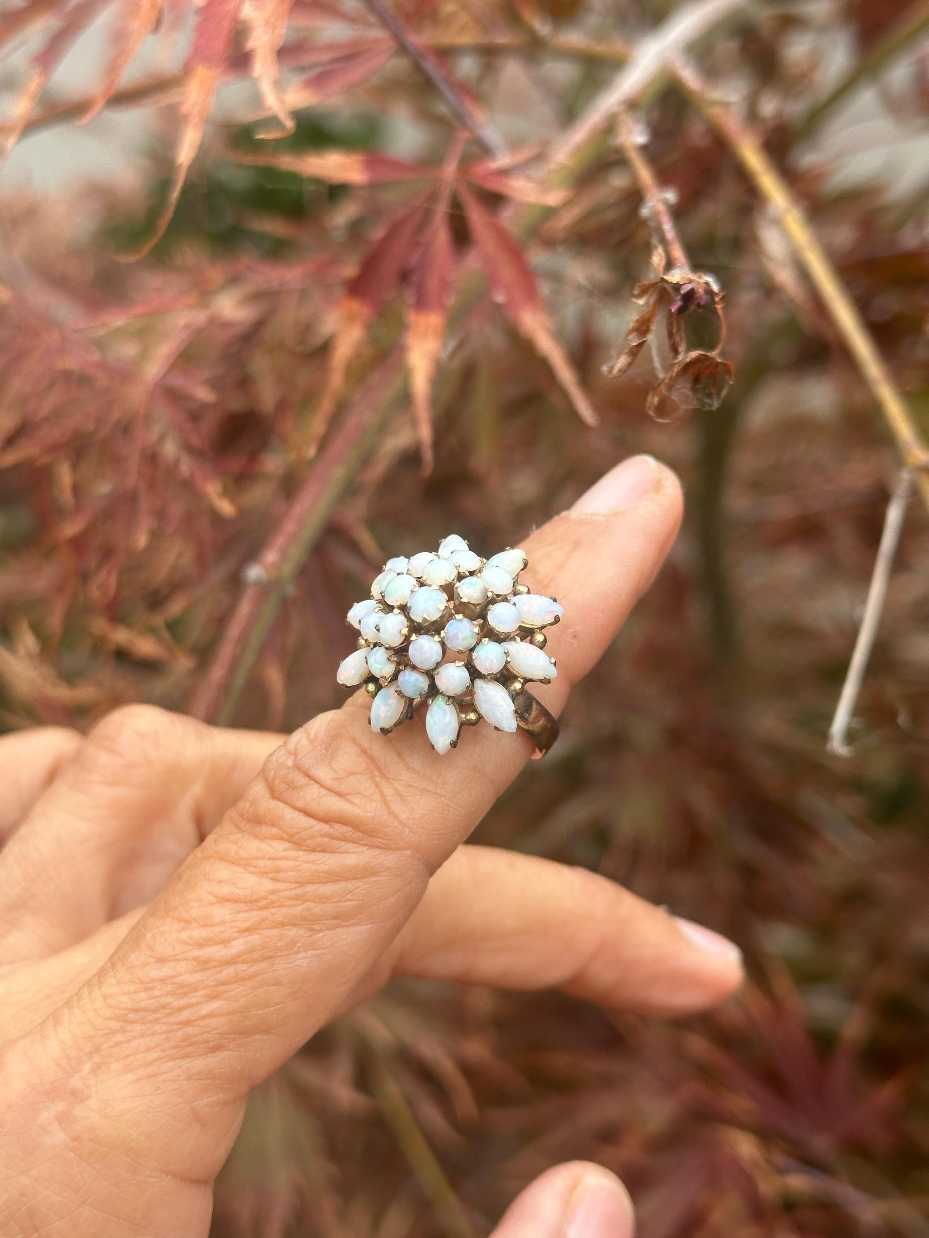 Anello Vintage 18 carati con opale di fuoco a grappolo 24 mm in vendita 4