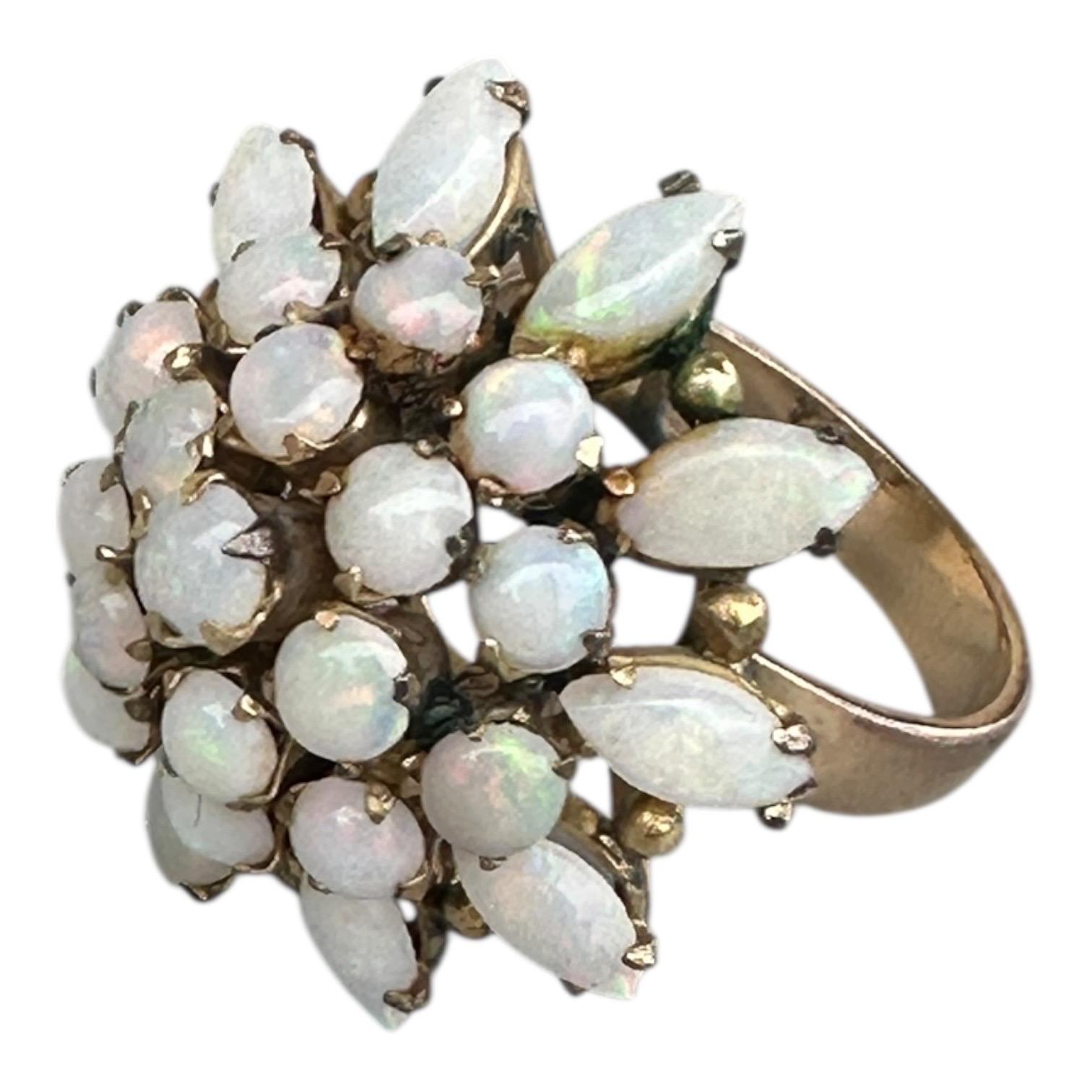 Scopri l'affascinante bellezza del nostro anello a grappolo con opale di fuoco in oro rosa 18 carati, che vanta un incredibile peso totale di 8 carati di opali in ipnotiche tonalità di blu e verde. Perfetto per aggiungere un tocco di eleganza e