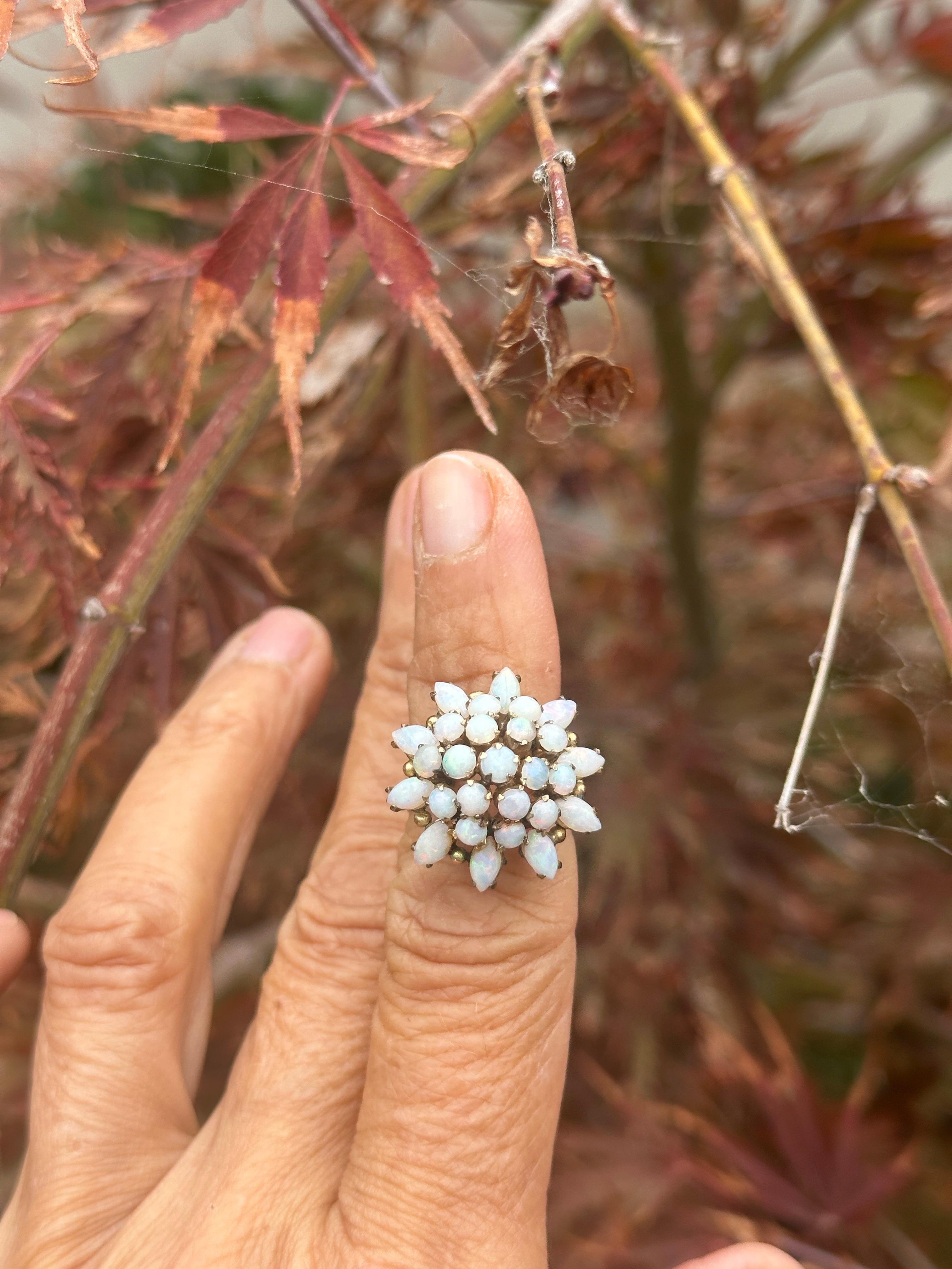 Taglio marquise Anello Vintage 18 carati con opale di fuoco a grappolo 24 mm in vendita