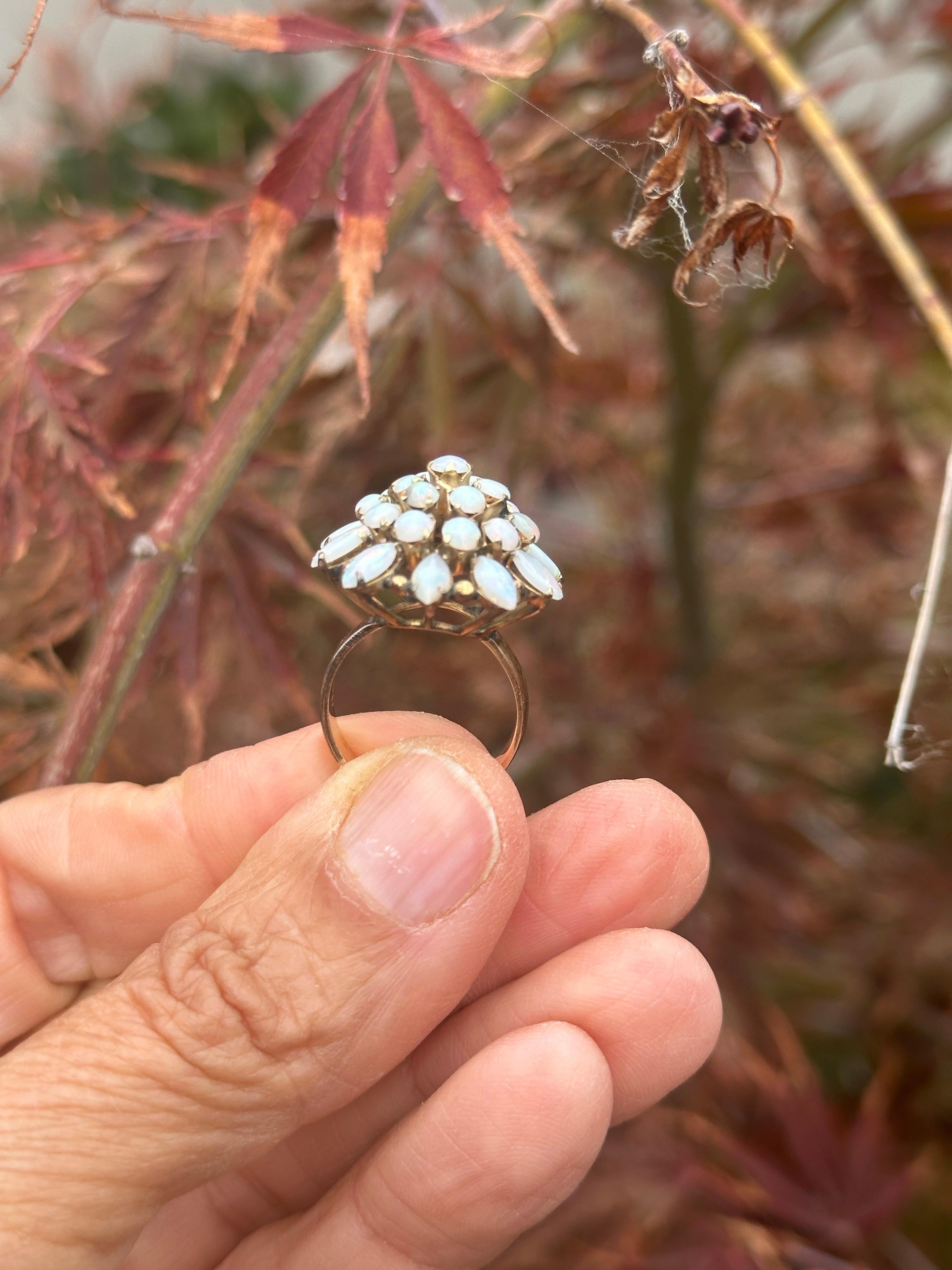 Anello Vintage 18 carati con opale di fuoco a grappolo 24 mm in vendita 1