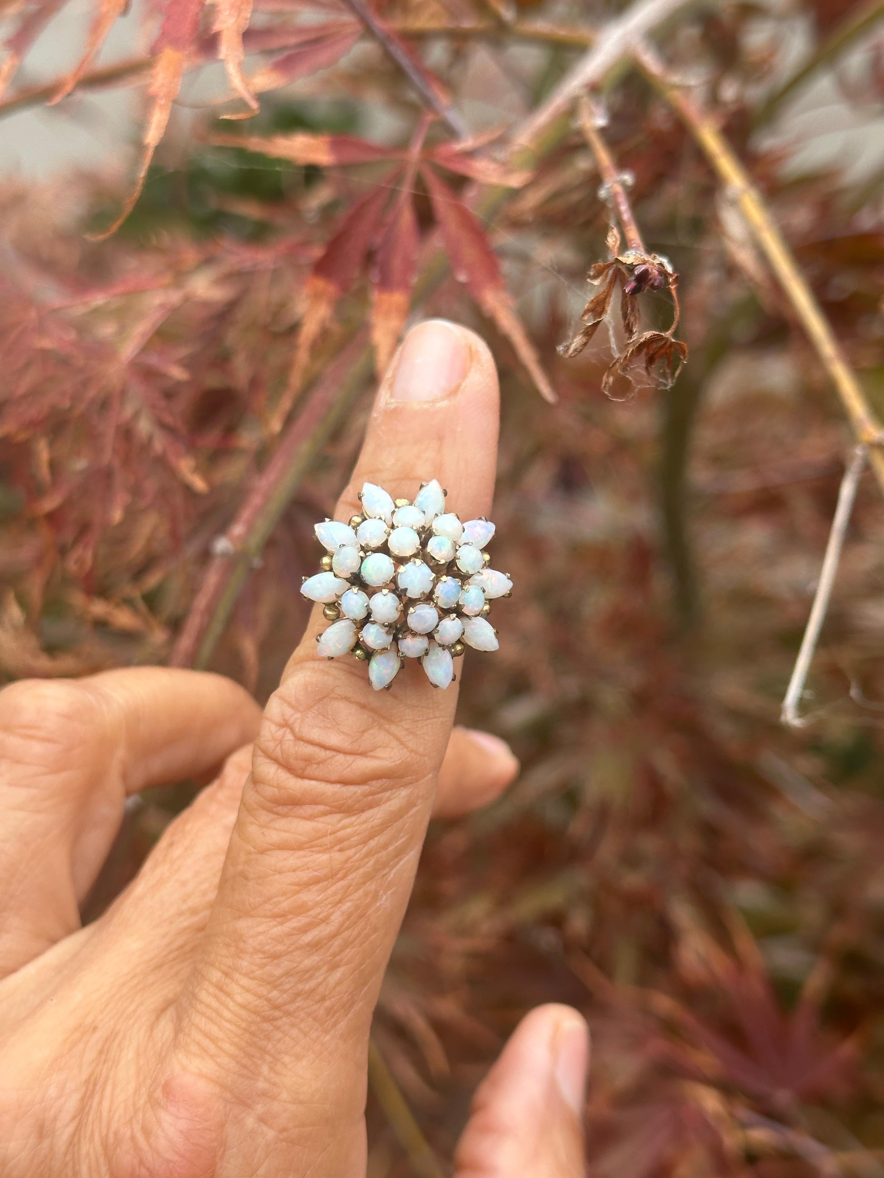 Anello Vintage 18 carati con opale di fuoco a grappolo 24 mm in vendita 2