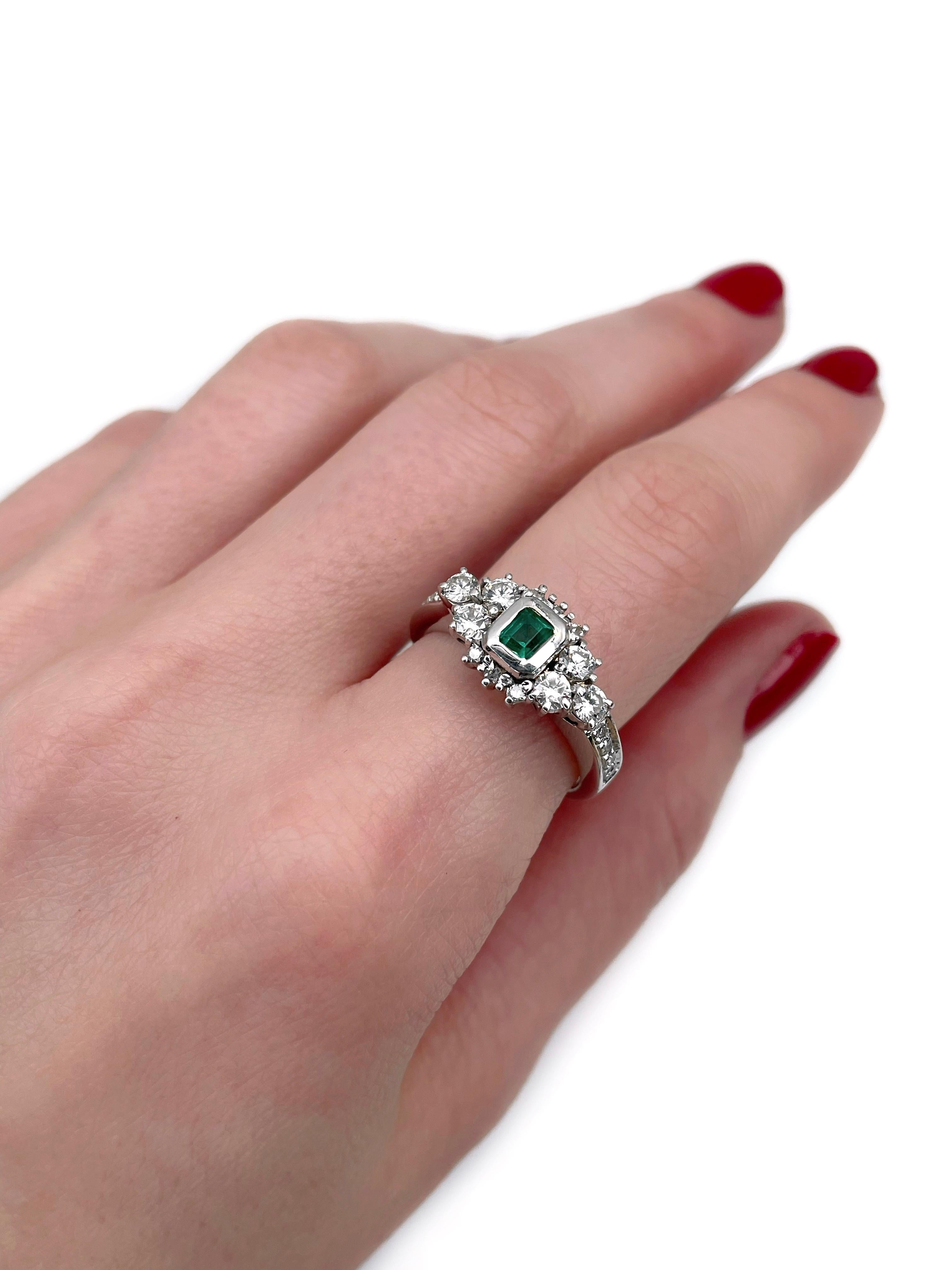 Dies ist ein Vintage-Cluster-Ring in 18K Weißgold gefertigt. Circa 1980. 

Das Stück weist folgende Merkmale auf:
- 1 Smaragd, Smaragdschliff, 0,20ct, vslbG 5/4, VS
- 6 Diamanten, runder Brillantschliff, TW 0,55ct, RW-W, VS-SI
- 14 Diamanten,
