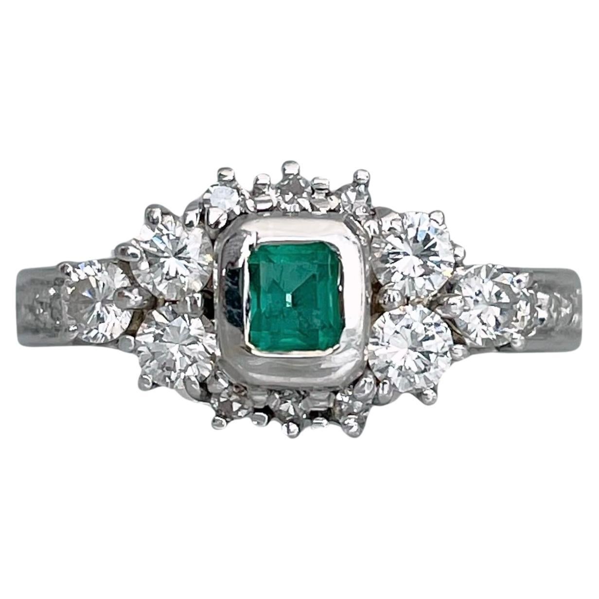 Vintage 18 Karat Gold 0.20 Carat VS Emerald 0.69 Carat Diamond Cluster Ring