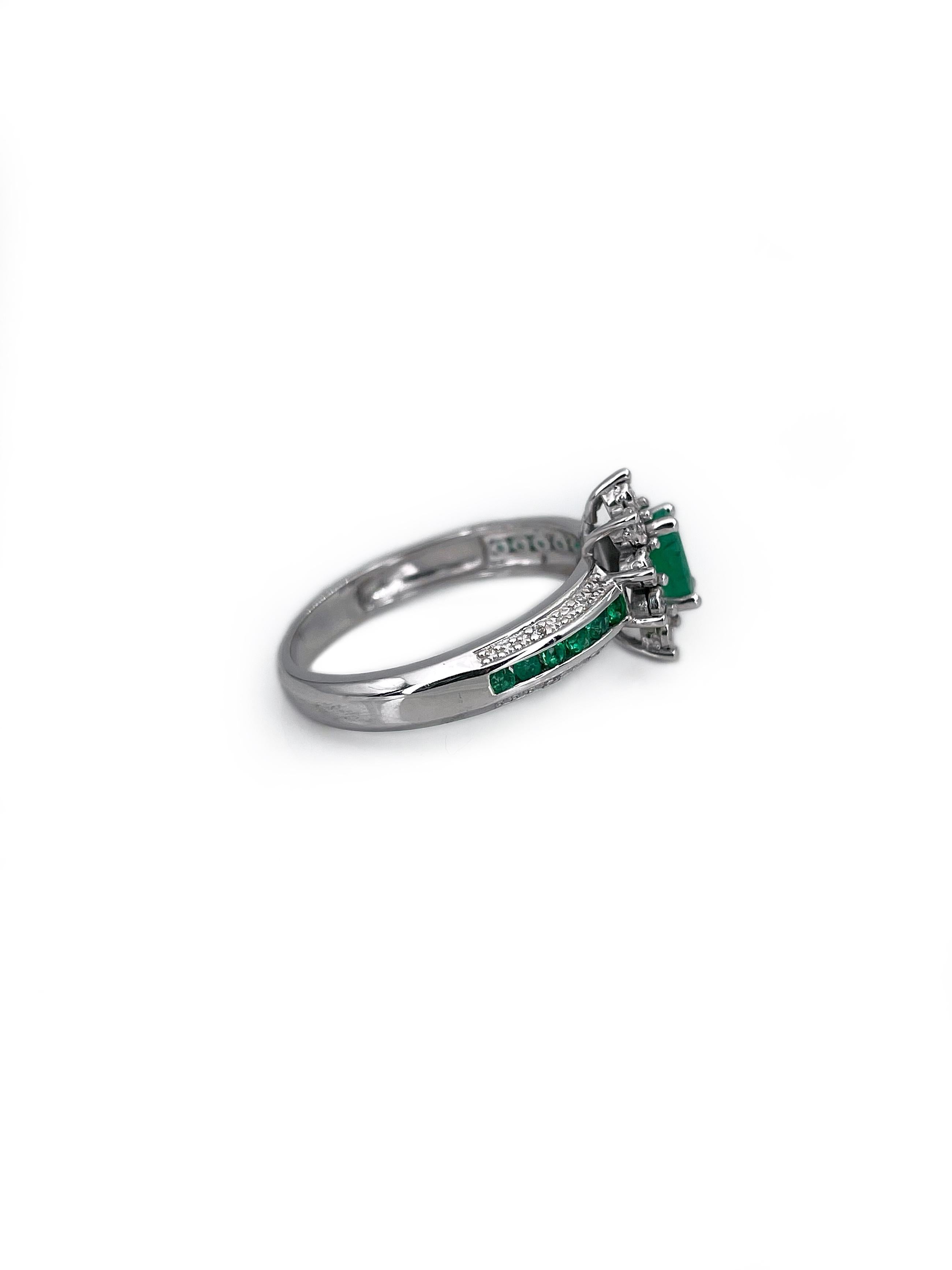 Modern Vintage 18 Karat Gold 0.38 Carat Emerald 0.07 Carat Diamond Cluster Ring For Sale
