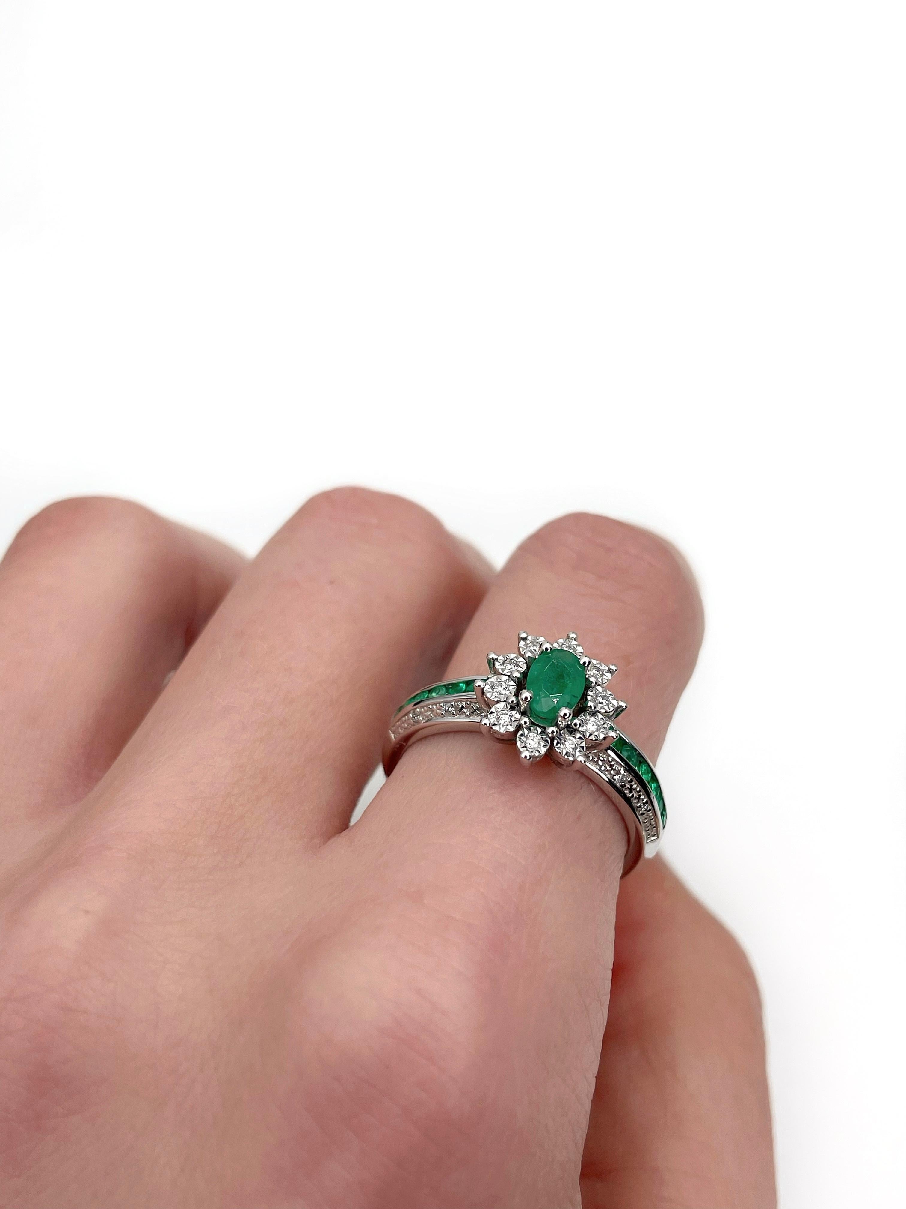 Vintage 18 Karat Gold 0.38 Carat Emerald 0.07 Carat Diamond Cluster Ring In Good Condition For Sale In Vilnius, LT
