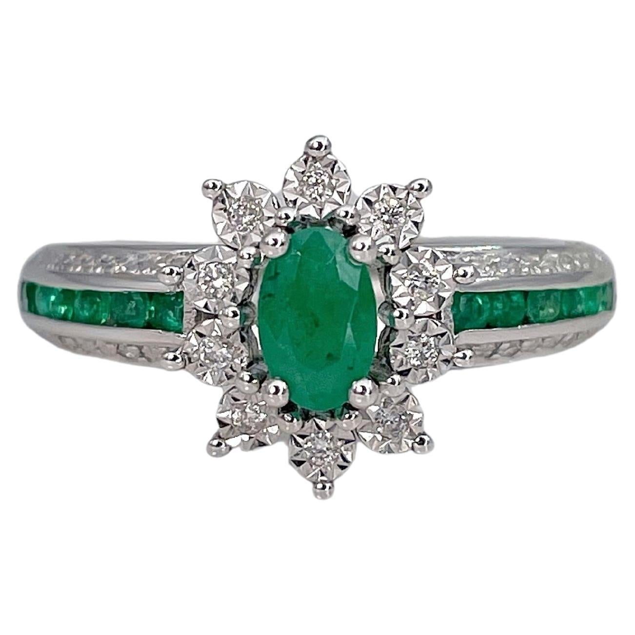 Vintage 18 Karat Gold 0.38 Carat Emerald 0.07 Carat Diamond Cluster Ring For Sale