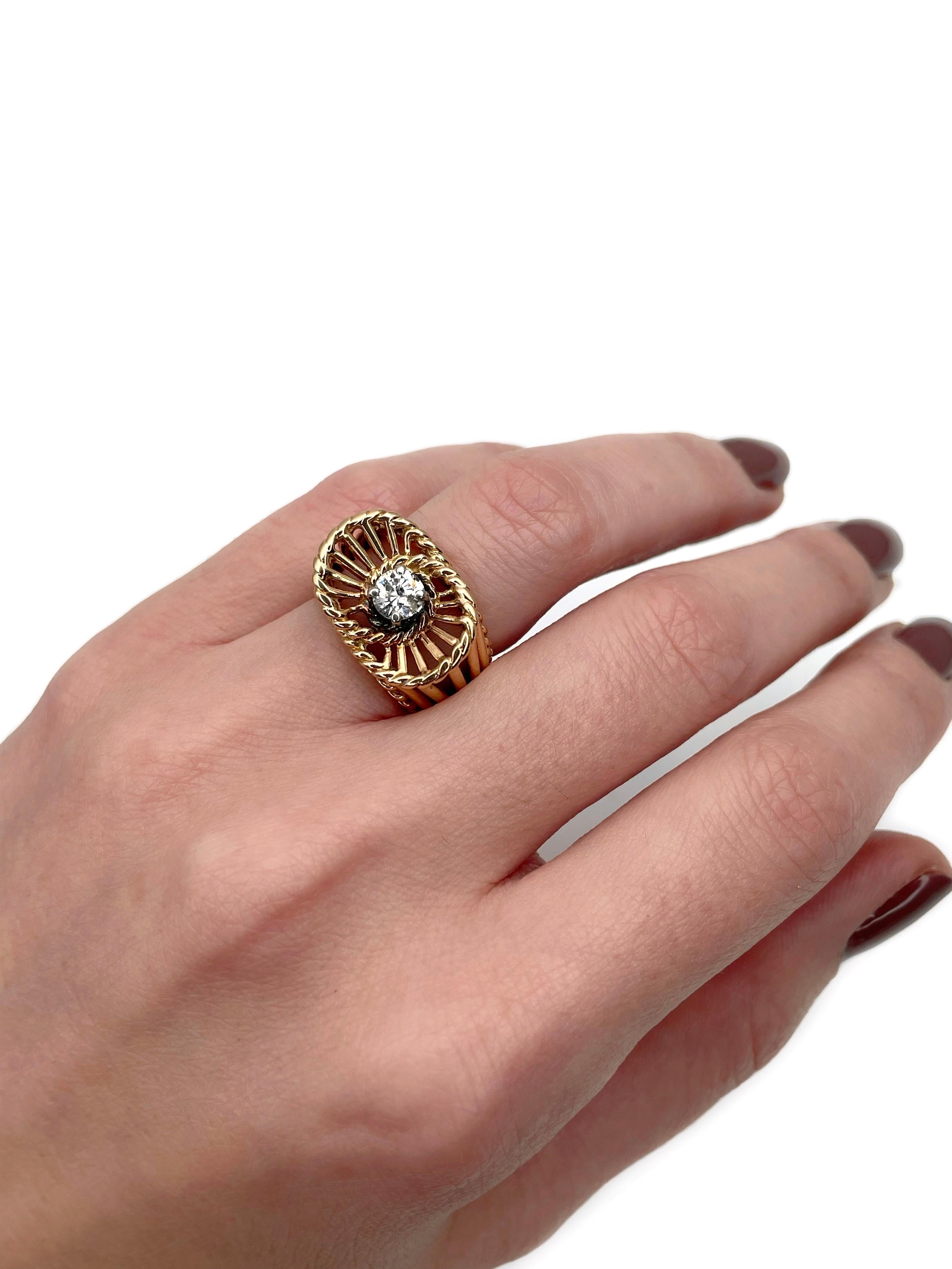 Dies ist ein durchbrochener Cocktailring im Vintage-Twist-Design. Sie ist aus 18 Karat Gold gefertigt. Das Stück verfügt über einen Diamanten im Brillantschliff: 0,46ct, RW-W, P1. Circa 1960.

Gewicht: 9,39g
Größe: ~15 (US 4.25)

WICHTIG: Bitte