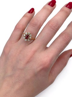 Ovaler Cluster-Ring aus 18 Karat Gold mit 0,50 Karat Rubin und 0,45 Karat Diamant