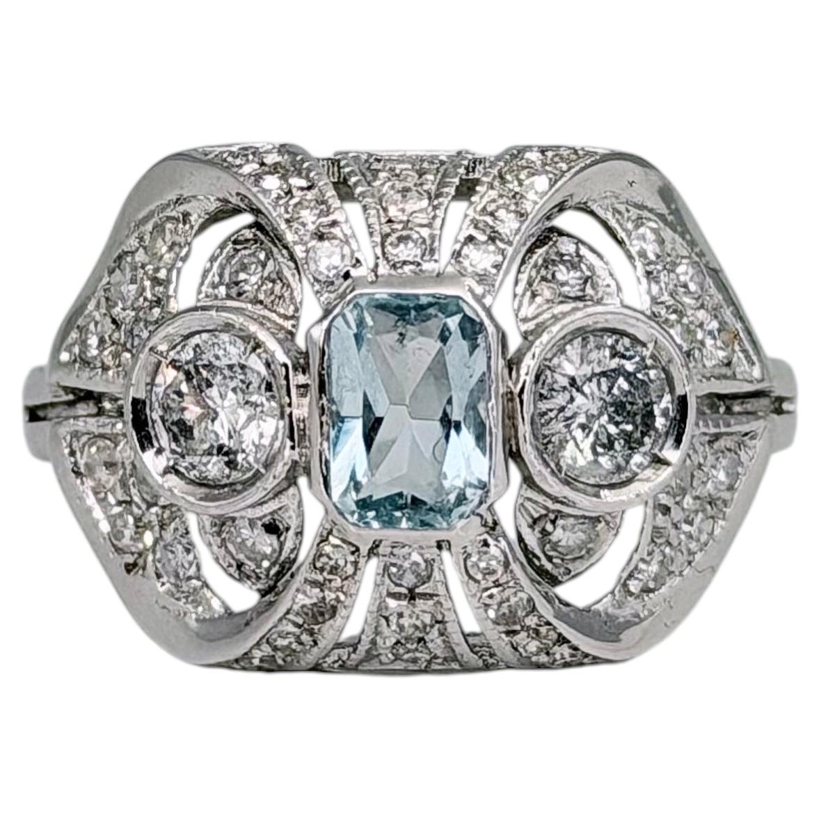 Vintage 18 Karat Gold 0.55 Carat Aquamarine 0.80 Carat Diamond Cocktail Ring